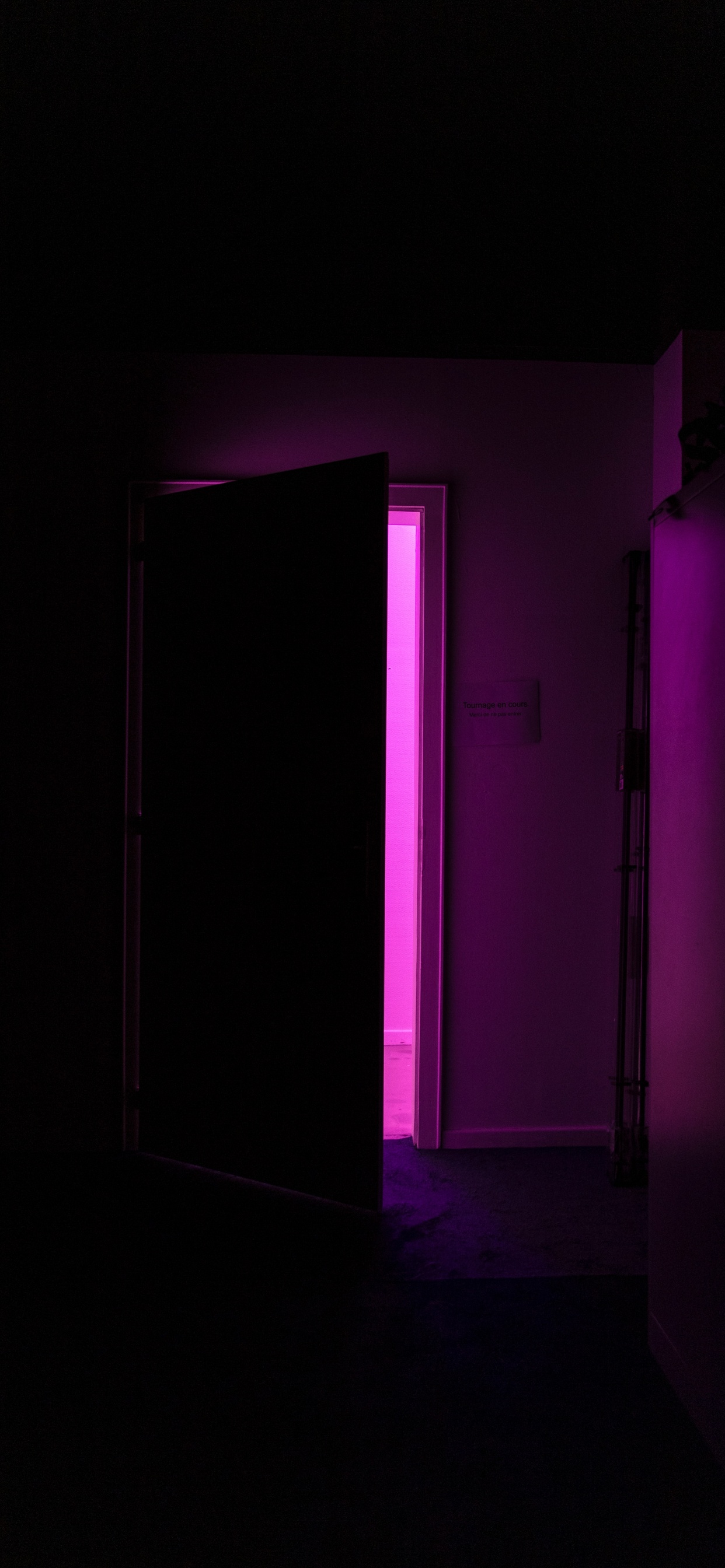 Обои темнота, пурпур, комната, освещение, свет в разрешении 1242x2688