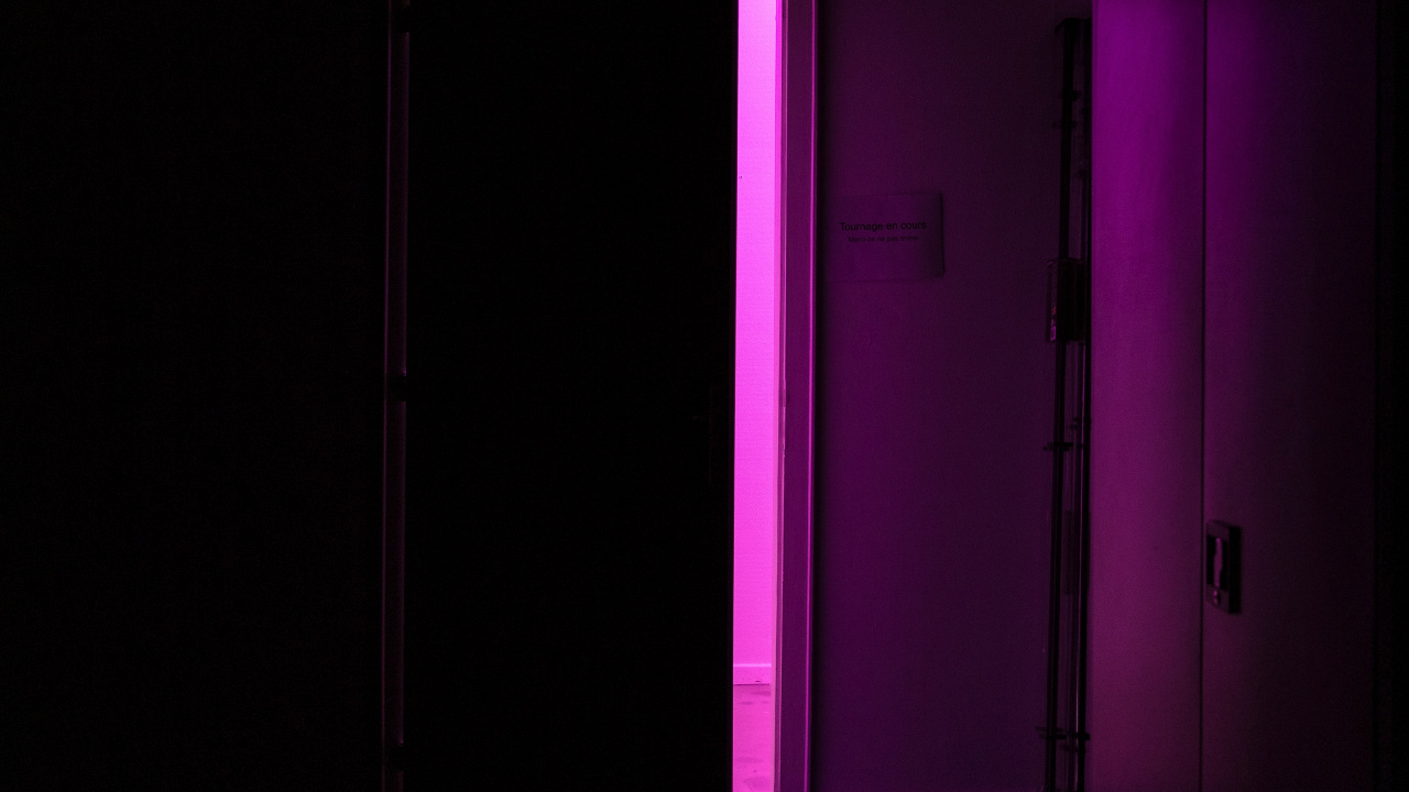 Обои темнота, пурпур, комната, освещение, свет в разрешении 1280x720