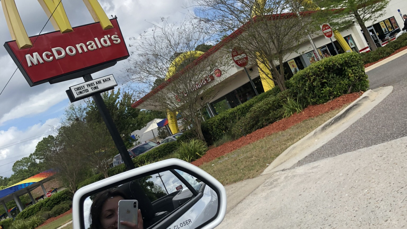 Обои семейный автомобиль, Король, компактный автомобиль, автомобиль среднего размера, автомобильное зеркало в разрешении 1366x768