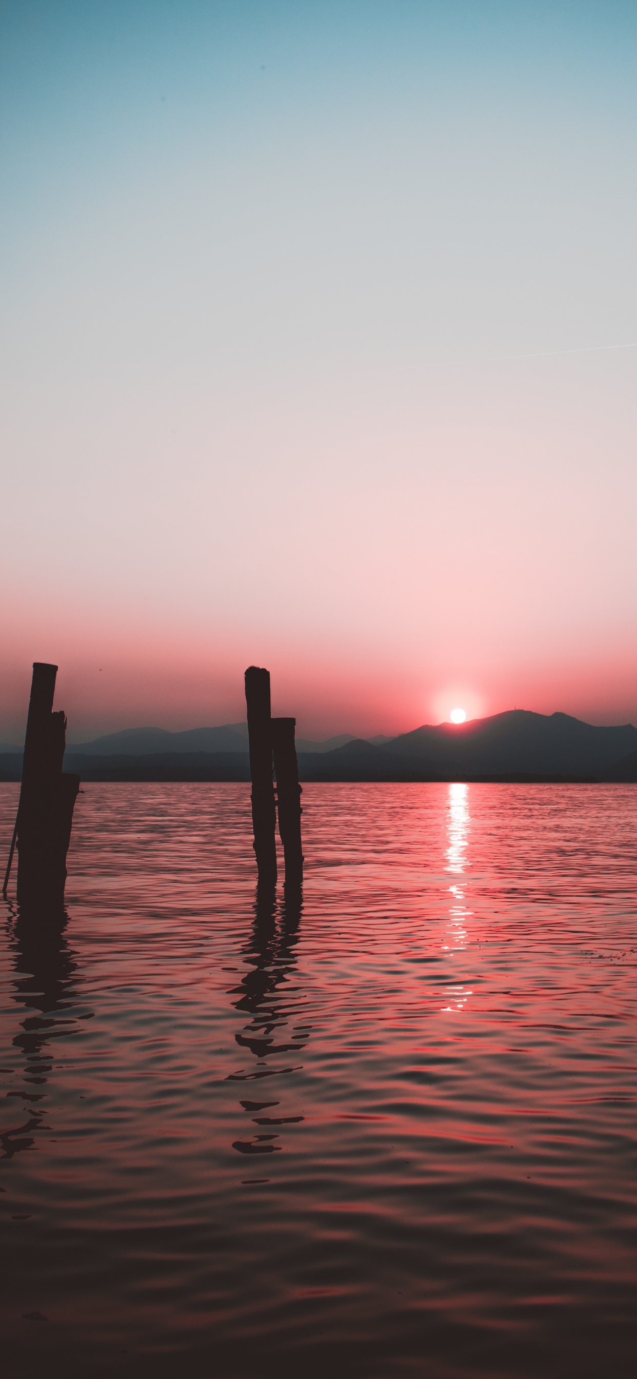 Обои закат, горизонт, восход солнца, водоем, послесвечение в разрешении 1242x2688