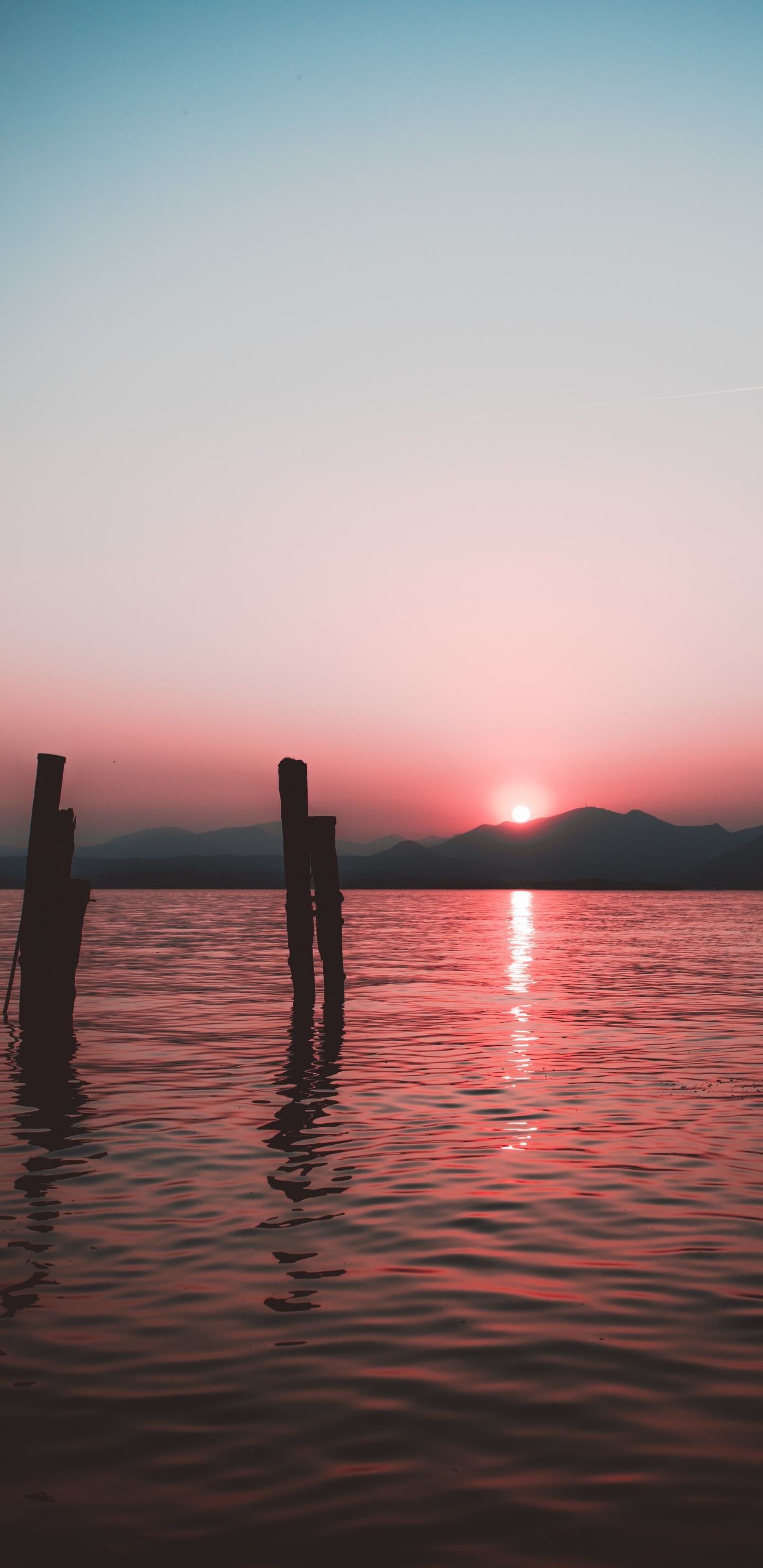Обои закат, горизонт, восход солнца, водоем, послесвечение в разрешении 1440x2960
