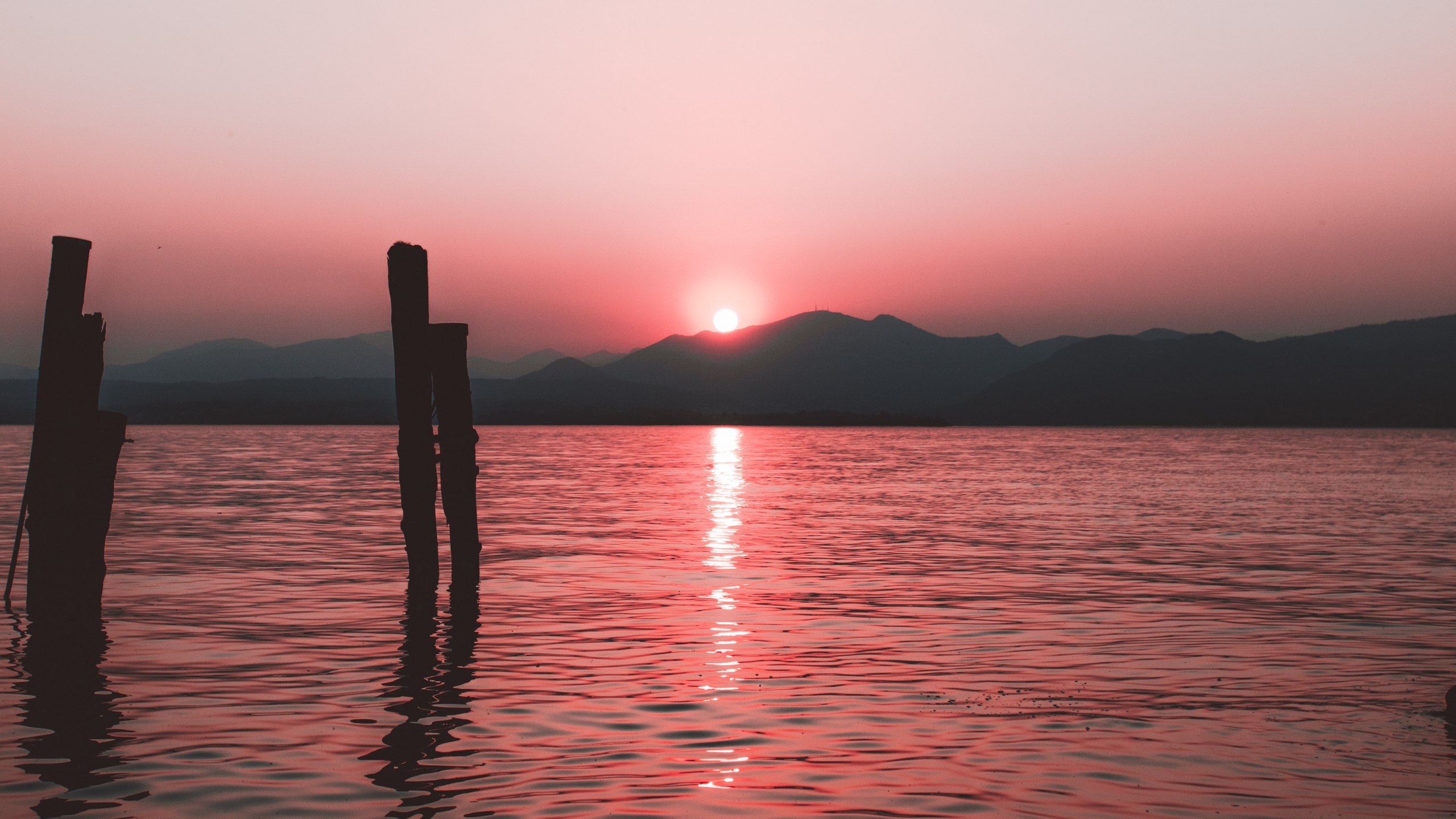 Обои закат, горизонт, восход солнца, водоем, послесвечение в разрешении 2560x1440