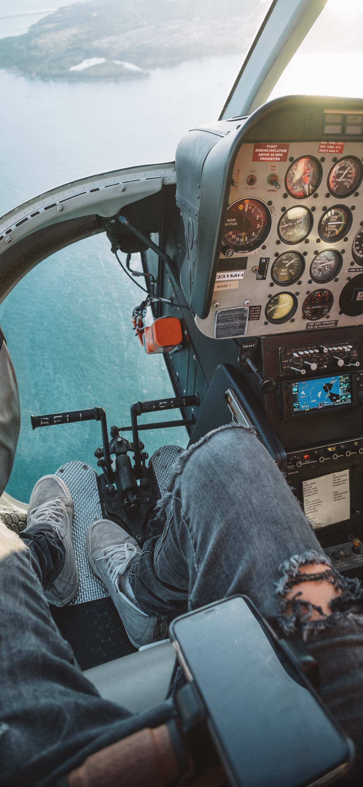 Обои вертолет, самолет, воздушное путешествие, отпуск, авиакомпания в разрешении 1242x2688