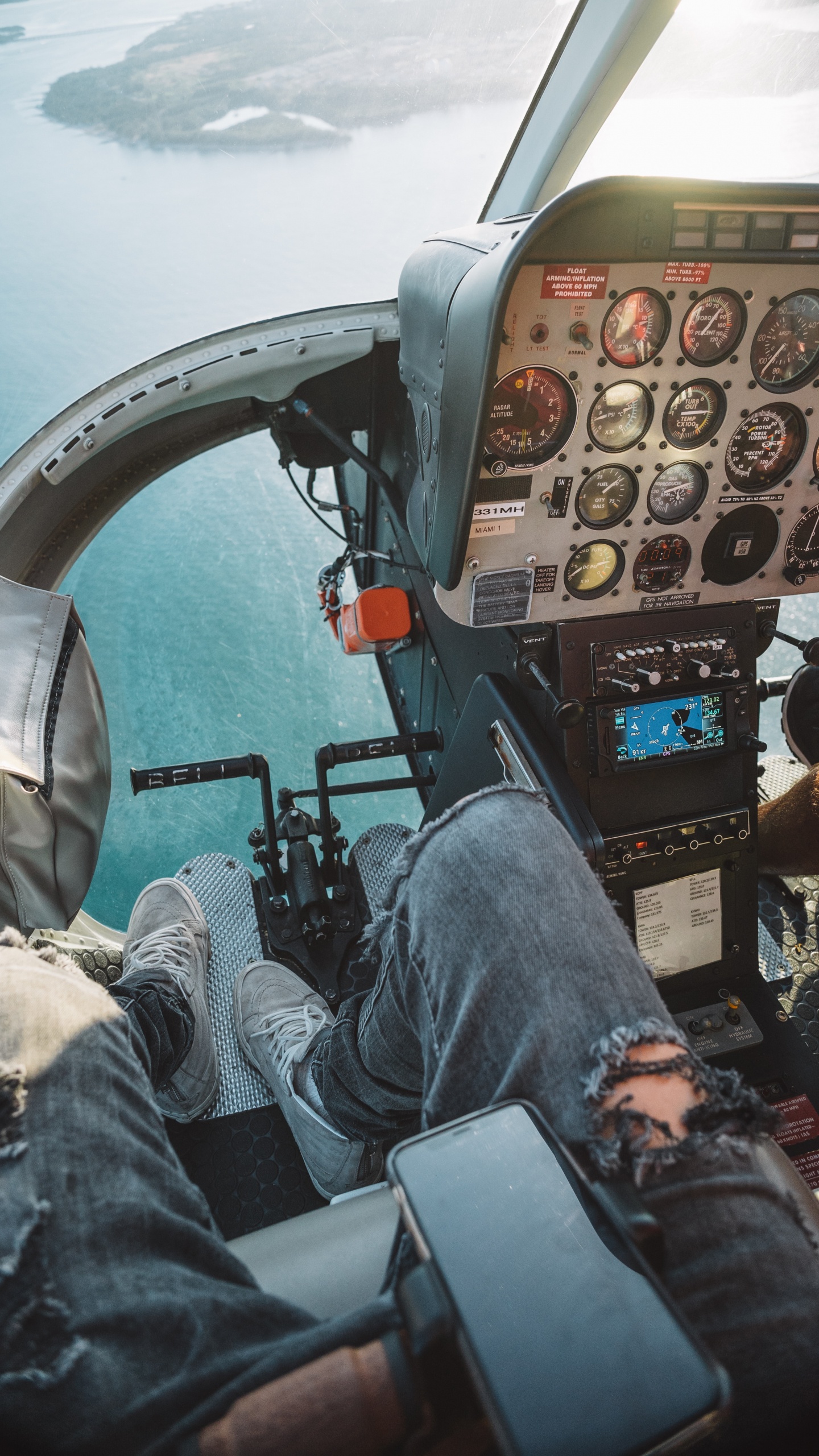 Обои вертолет, самолет, воздушное путешествие, отпуск, авиакомпания в разрешении 1440x2560