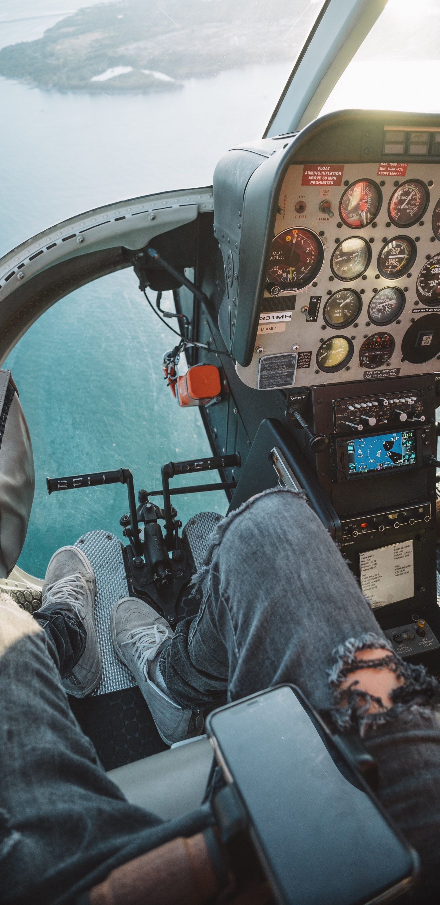 Обои вертолет, самолет, воздушное путешествие, отпуск, авиакомпания в разрешении 1440x2960