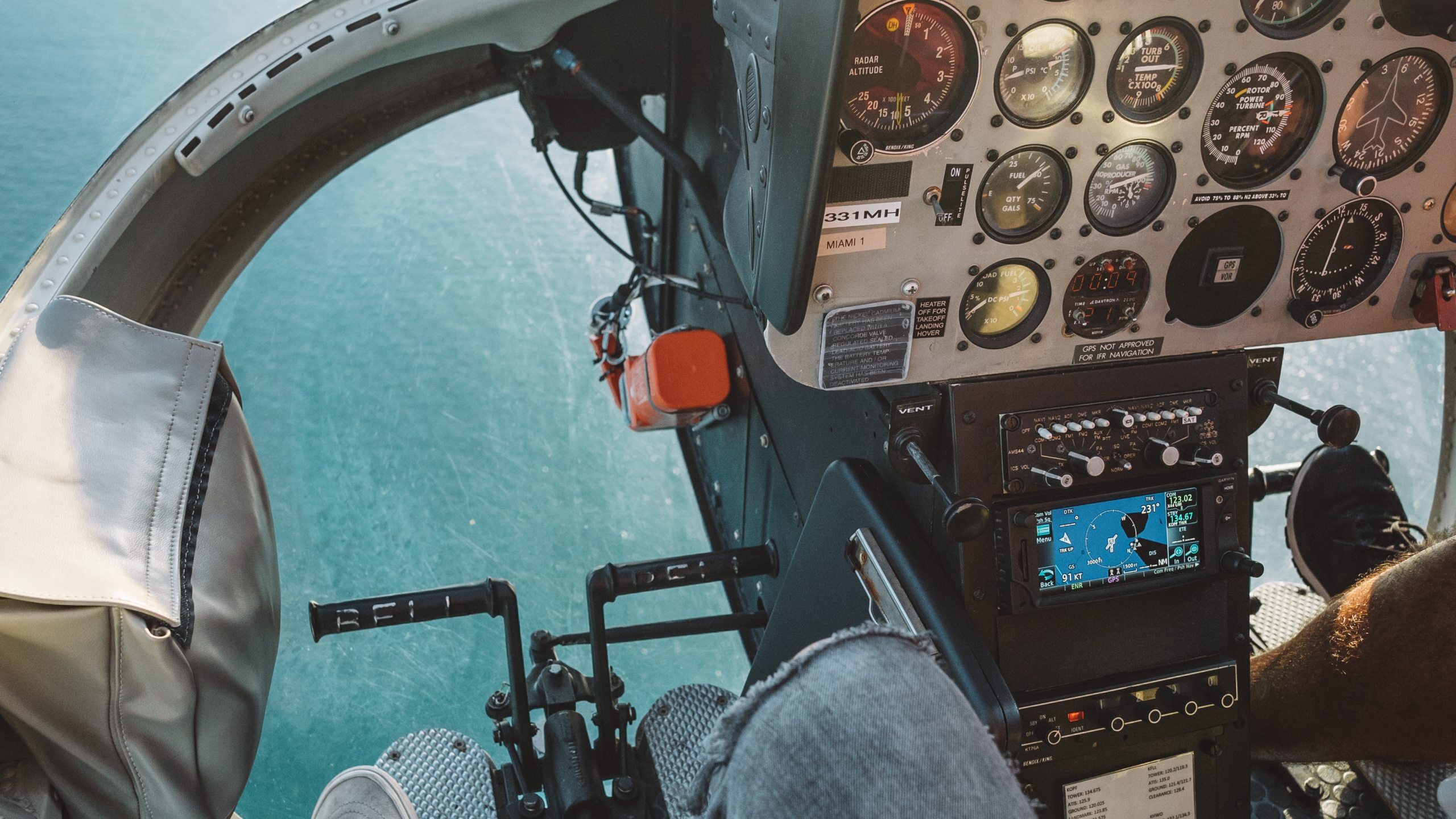 Обои вертолет, самолет, воздушное путешествие, отпуск, авиакомпания в разрешении 2560x1440