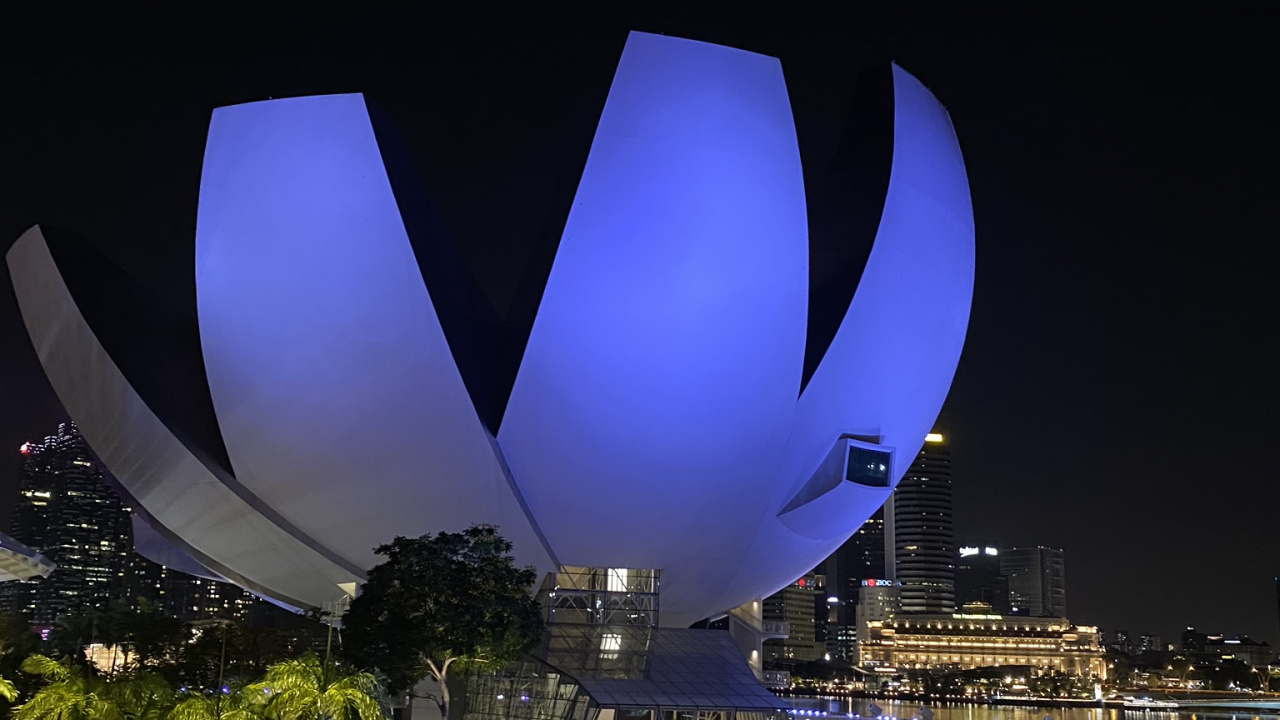 Обои Сингапур, отражение, ночь, метрополия, электричество в разрешении 1280x720