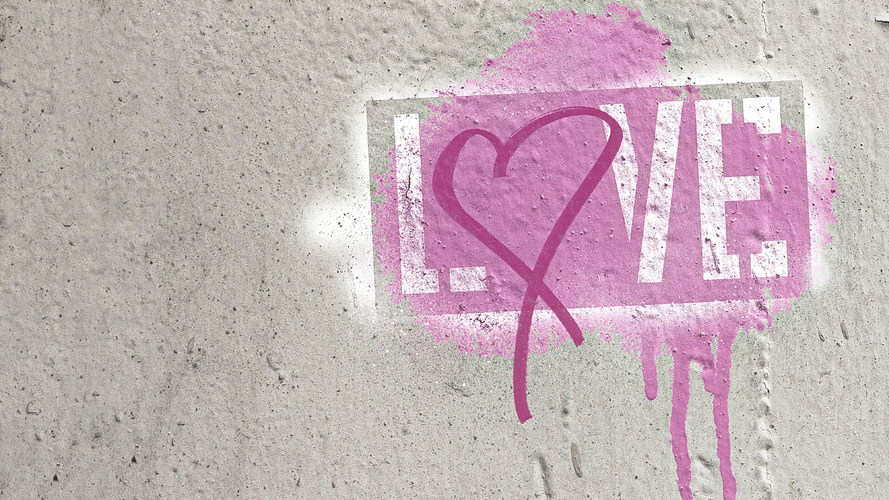 Обои розовый, текст, стена, сердце, пурпурный цвет в разрешении 1280x720
