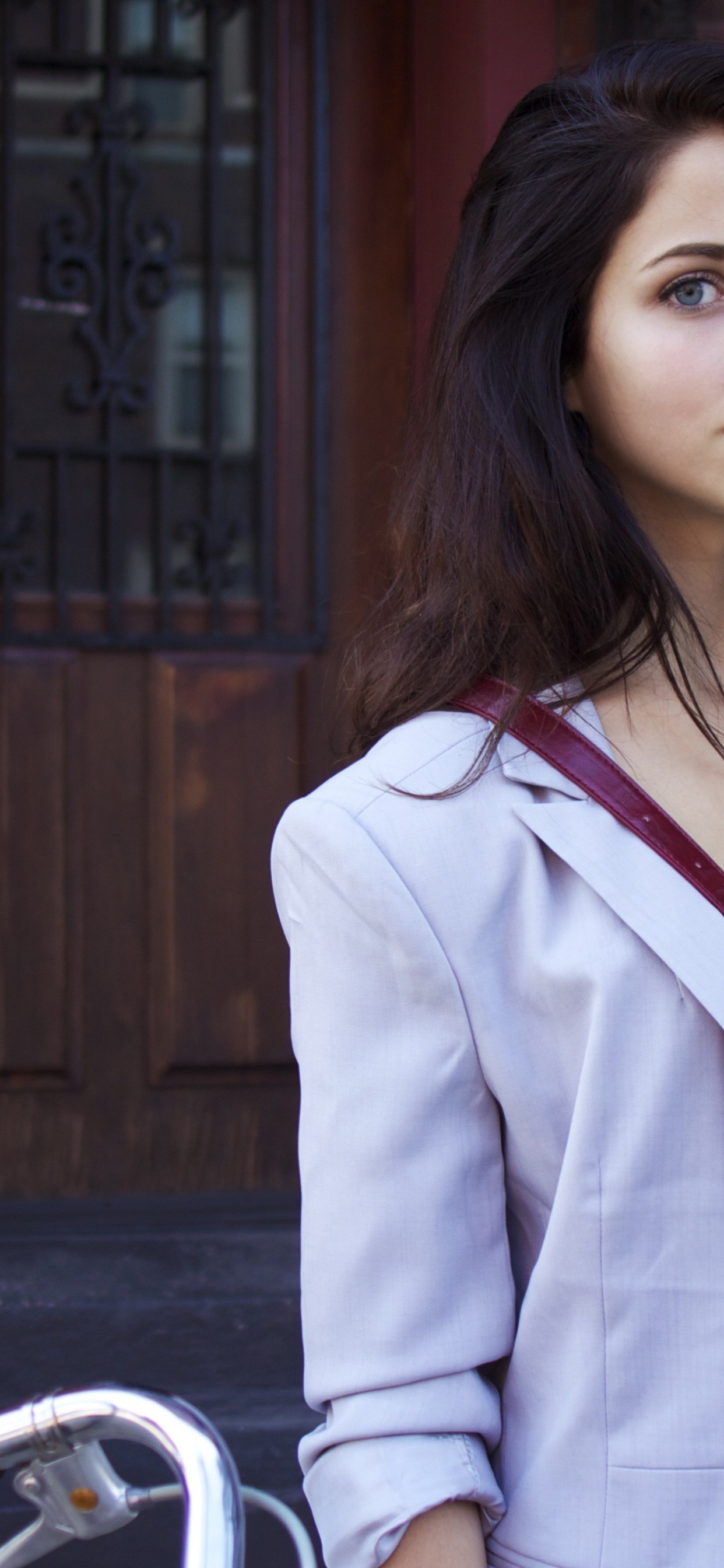 Обои Эмили Радд, губа, растение, рубашка, фэшн в разрешении 1242x2688