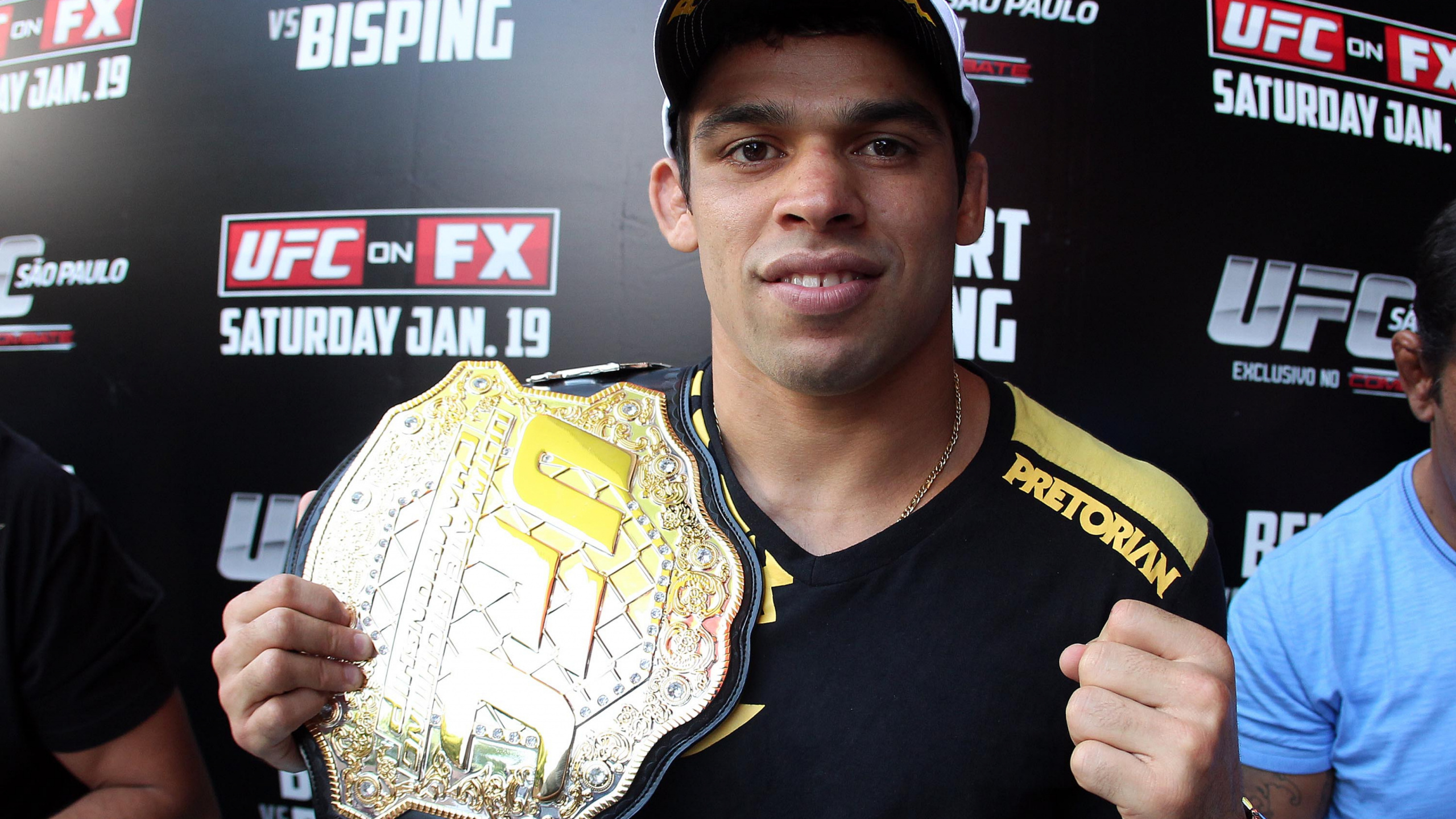 Обои смешанные боевые искусства, игрок, спортивный инвентарь, смешанные единоборства, защитное снаряжение в спорте в разрешении 2560x1440