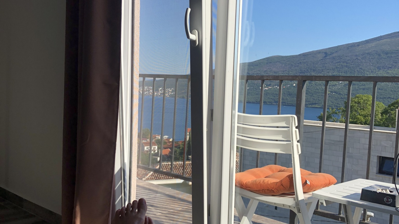 Обои квартира, недвижимость, бессемянные плоды, уличная мебель, фрукты в разрешении 1366x768