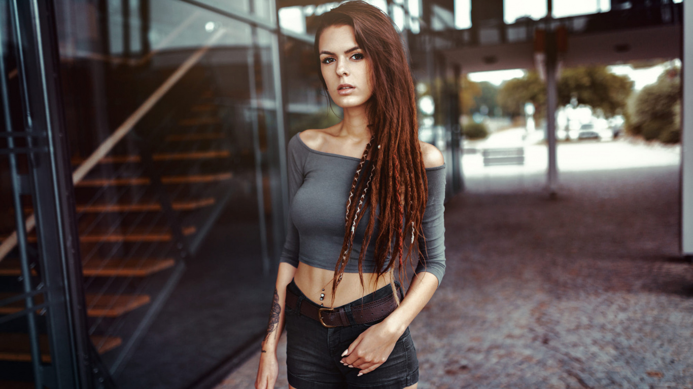 Обои шорты, волосы, одежда, красота, плечо в разрешении 1366x768