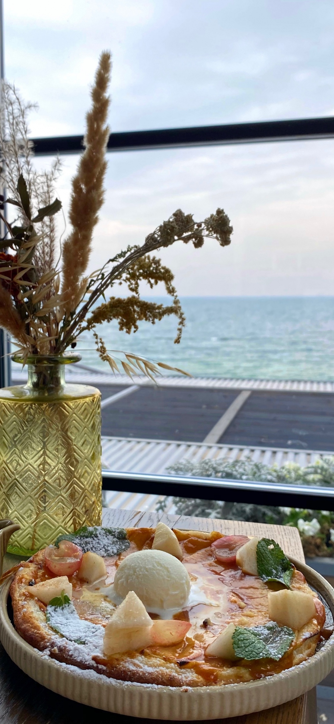 Обои ветвь, древесина, прут, океан, домашние аксессуары в разрешении 1125x2436