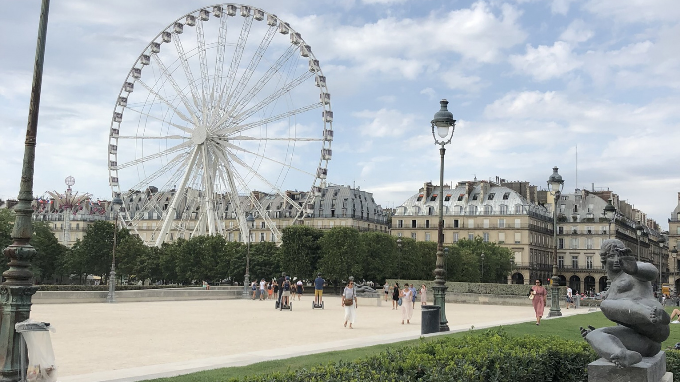 Обои Париж, колесо обозрения, облако, уличный фонарь, общественное место в разрешении 1366x768
