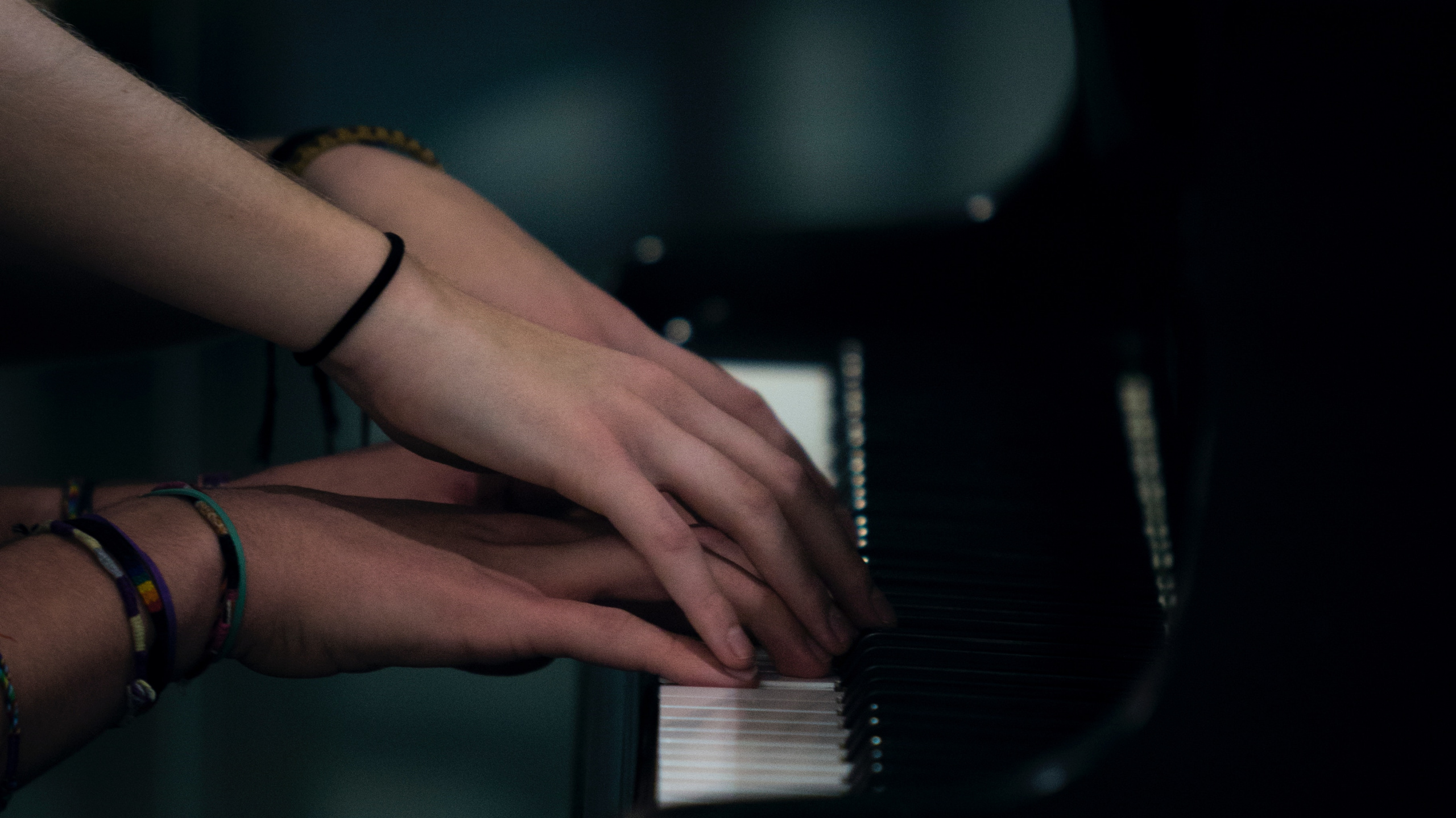 Песня четыре руки. Девушка и пианино. Руки на пианино. Прикосновение рук. Руки пианиста.