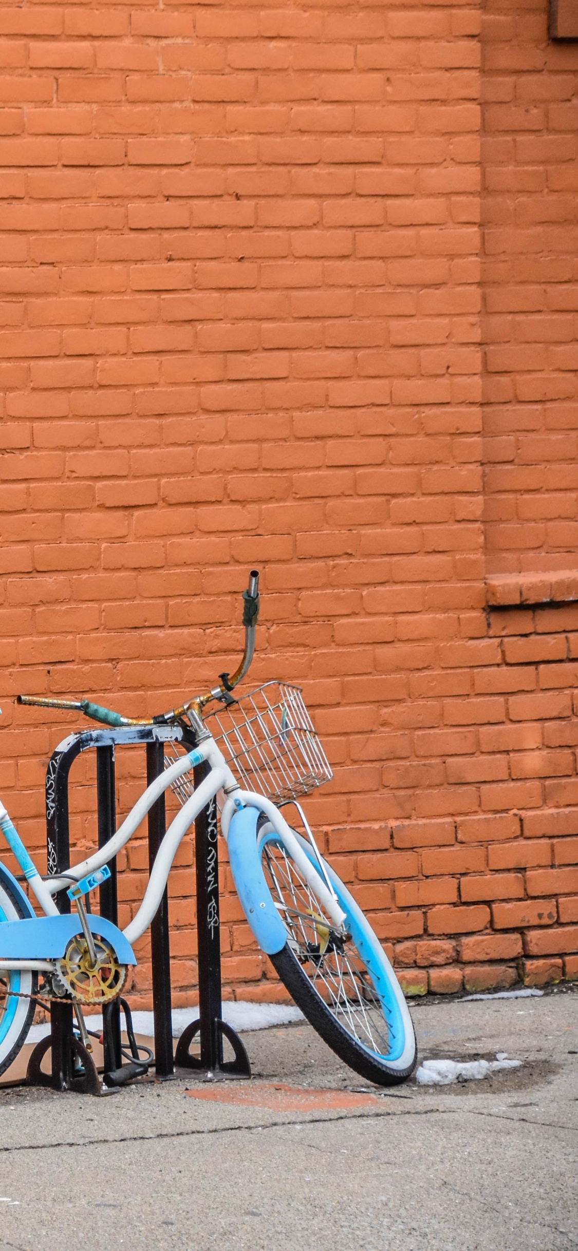 Обои велосипед, стена, парковка в разрешении 1125x2436