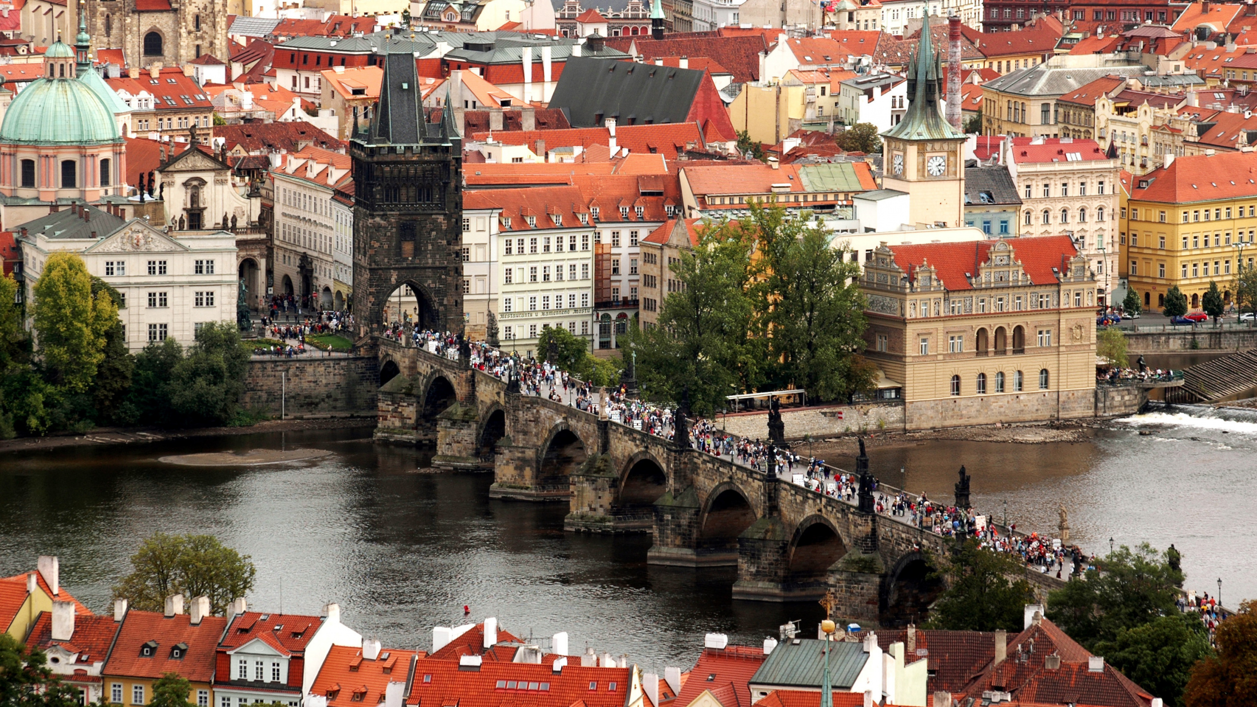 Обои Пражский град, городок, город, населенный пункт, водный путь в разрешении 2560x1440