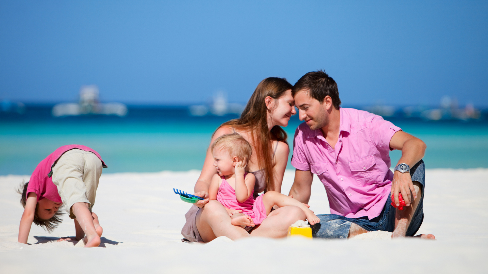 Обои семья, люди, отпуск, забава, пляж в разрешении 1920x1080
