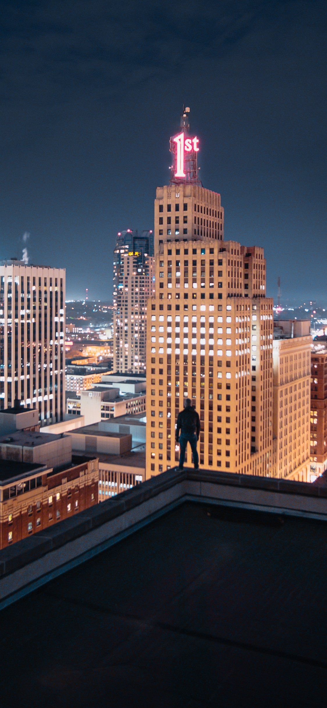 Обои здание, небоскреб, фасад, населенный пункт, город в разрешении 1125x2436