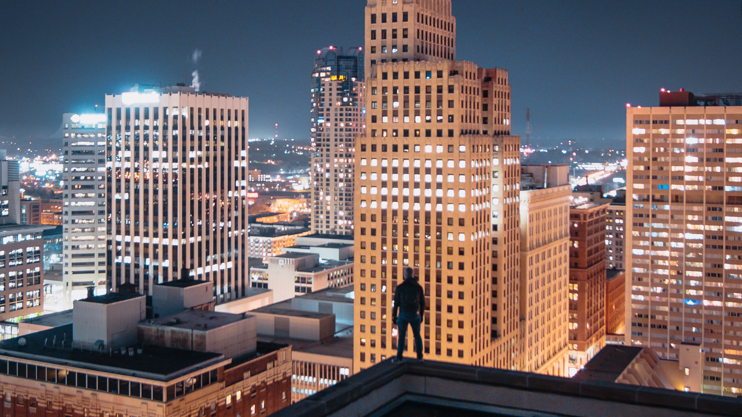 Обои здание, небоскреб, фасад, населенный пункт, город в разрешении 2560x1440