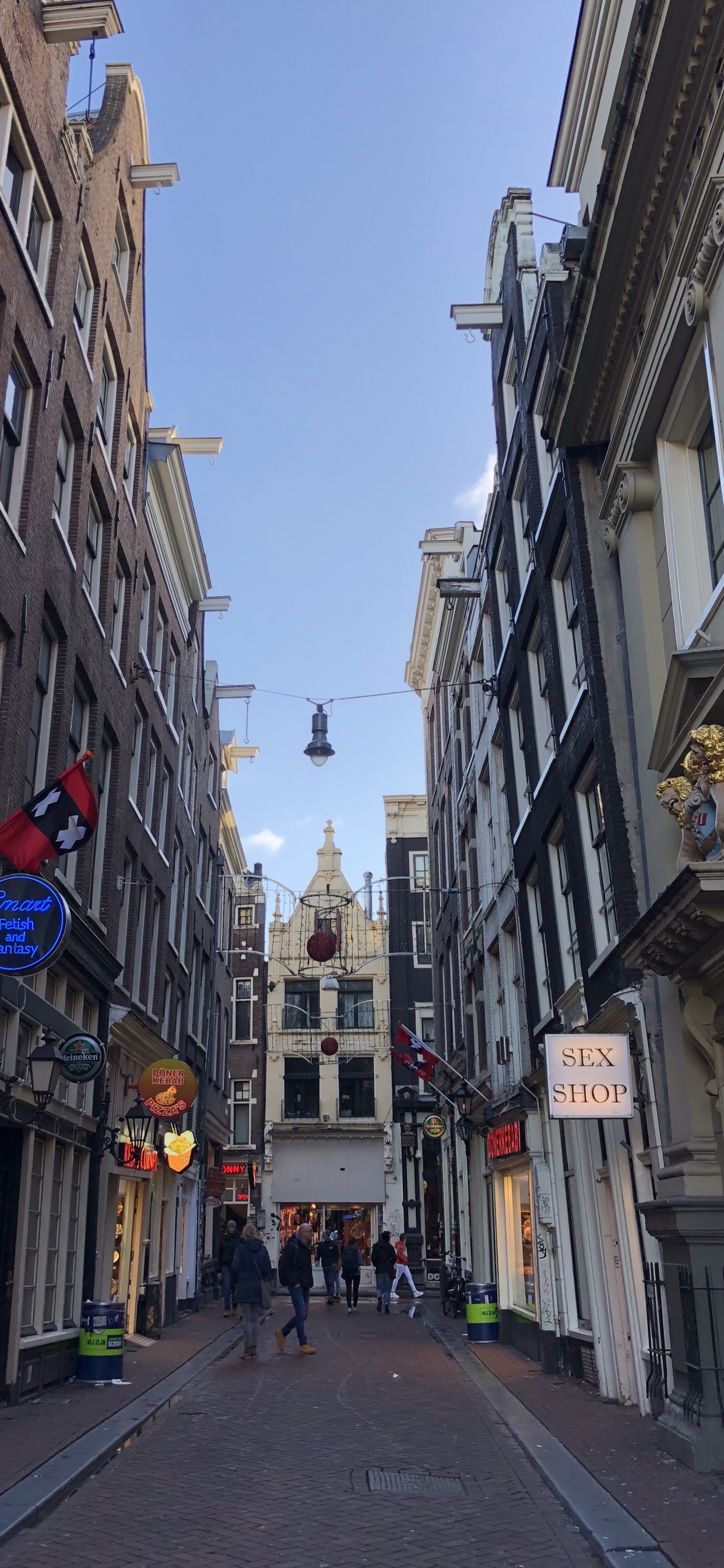 Обои переулок, Монмартр, дорога, городок, окно в разрешении 1242x2688