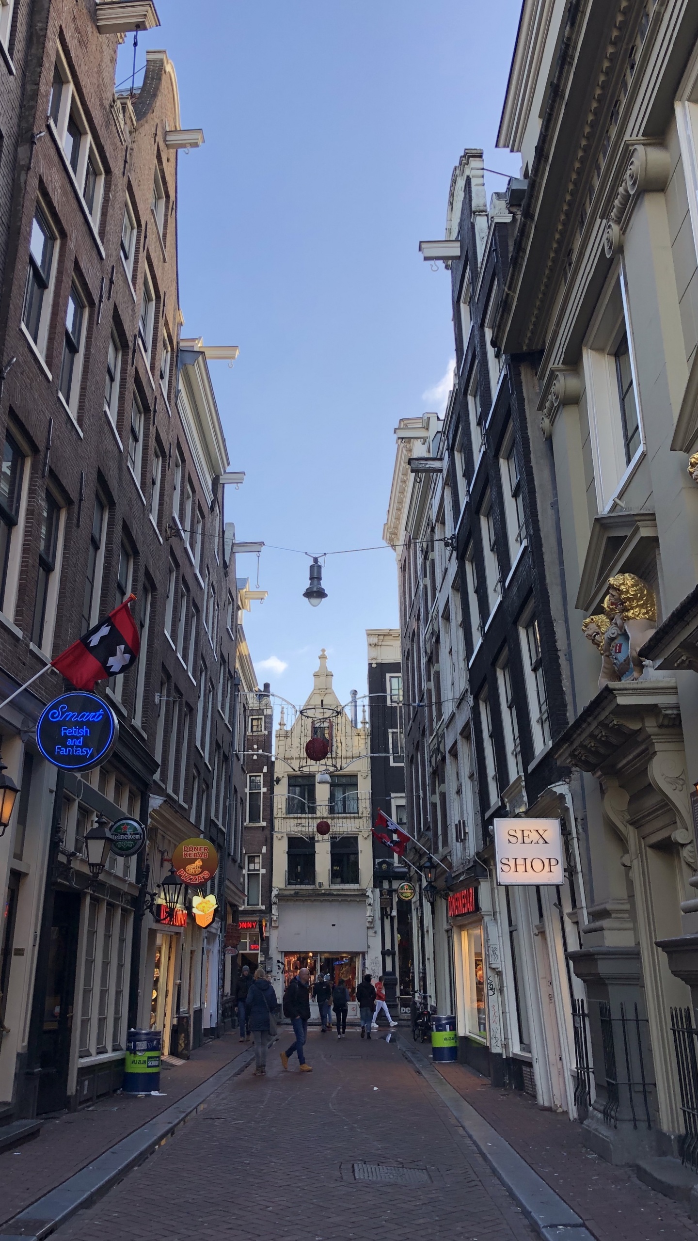 Обои переулок, Монмартр, дорога, городок, окно в разрешении 1440x2560