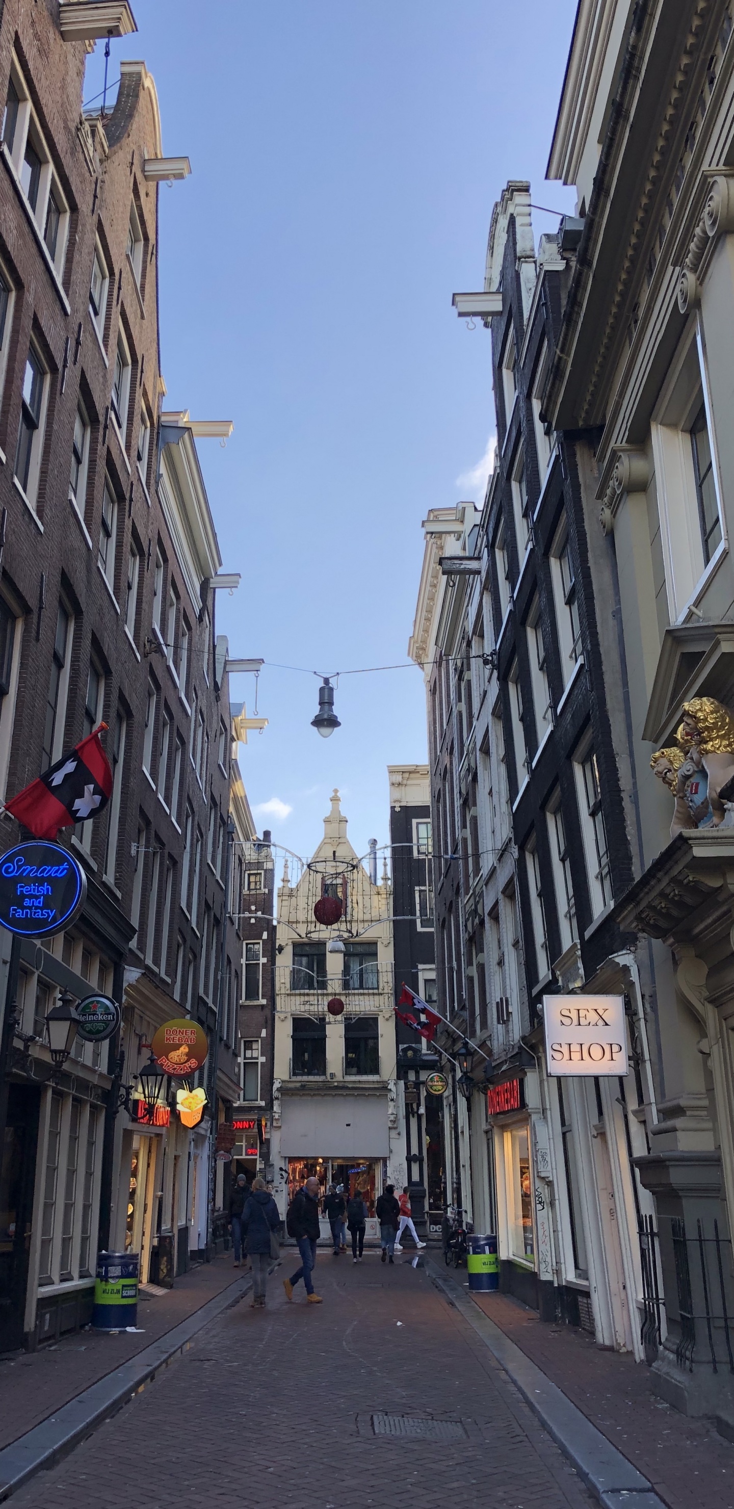 Обои переулок, Монмартр, дорога, городок, окно в разрешении 1440x2960