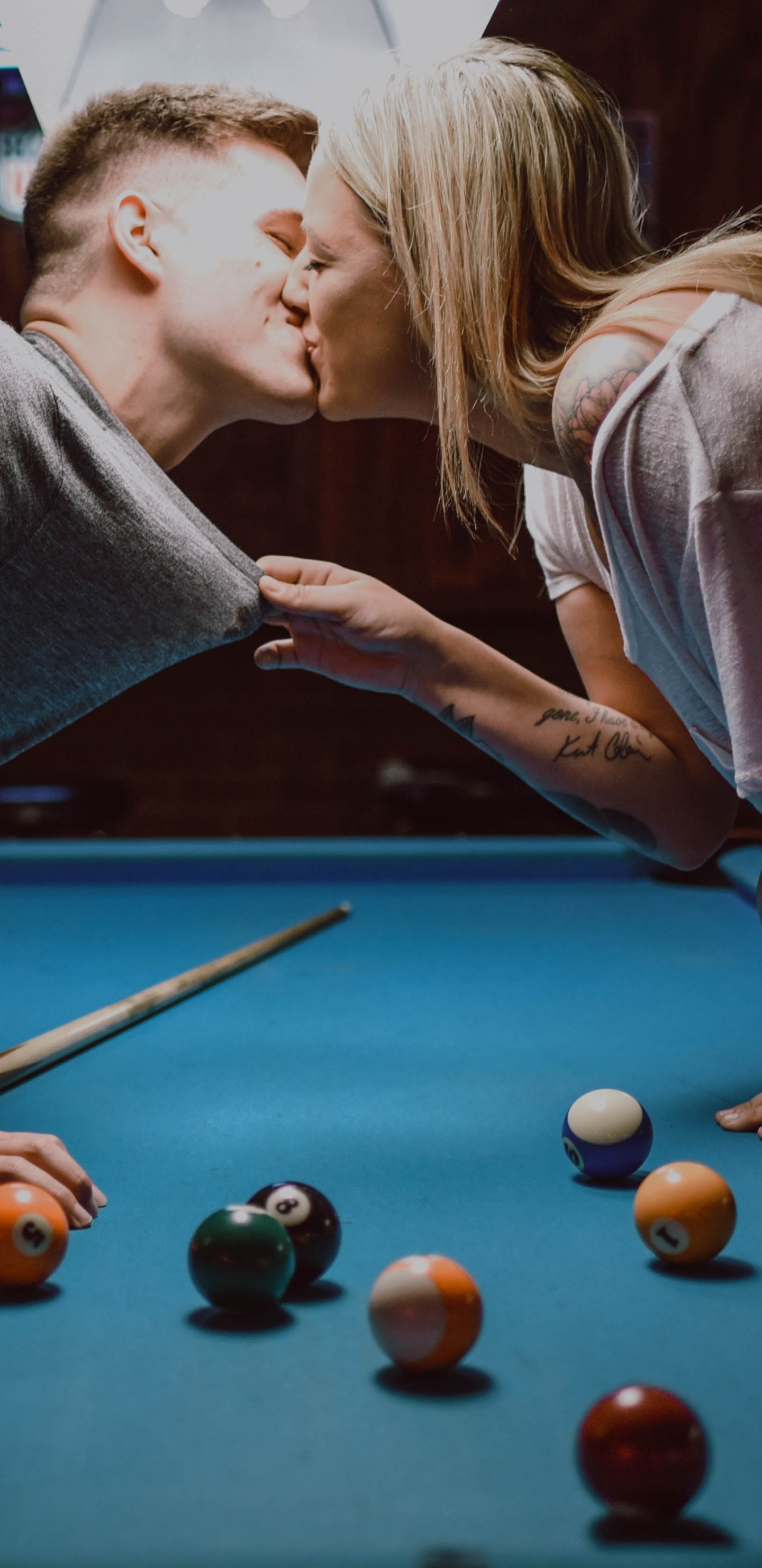 Обои поцелуй, бассейн, игры в помещении и спорта, бильярдный шар, Игрок в бильярд в разрешении 1440x2960