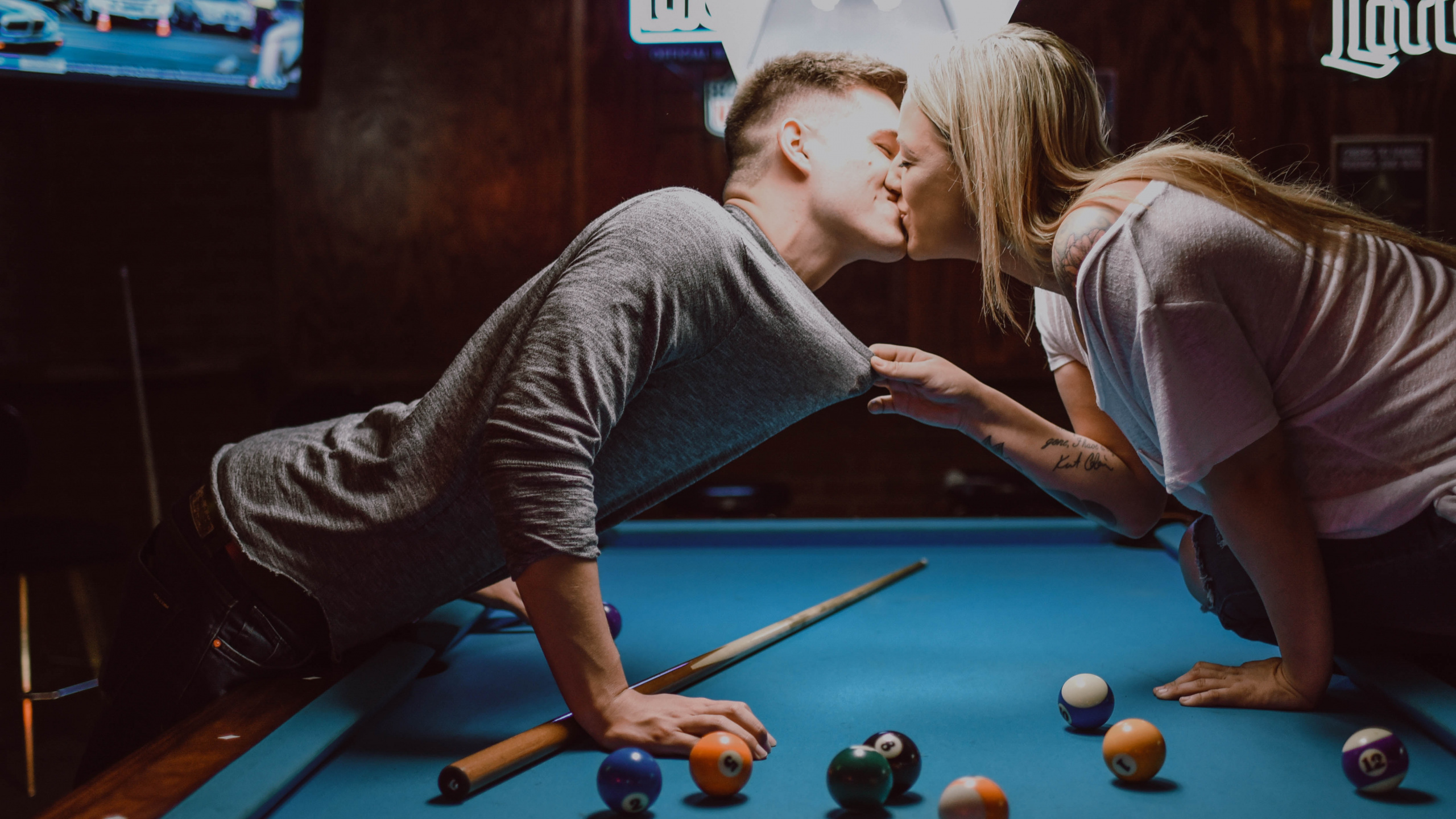 Обои поцелуй, бассейн, игры в помещении и спорта, бильярдный шар, Игрок в бильярд в разрешении 2560x1440