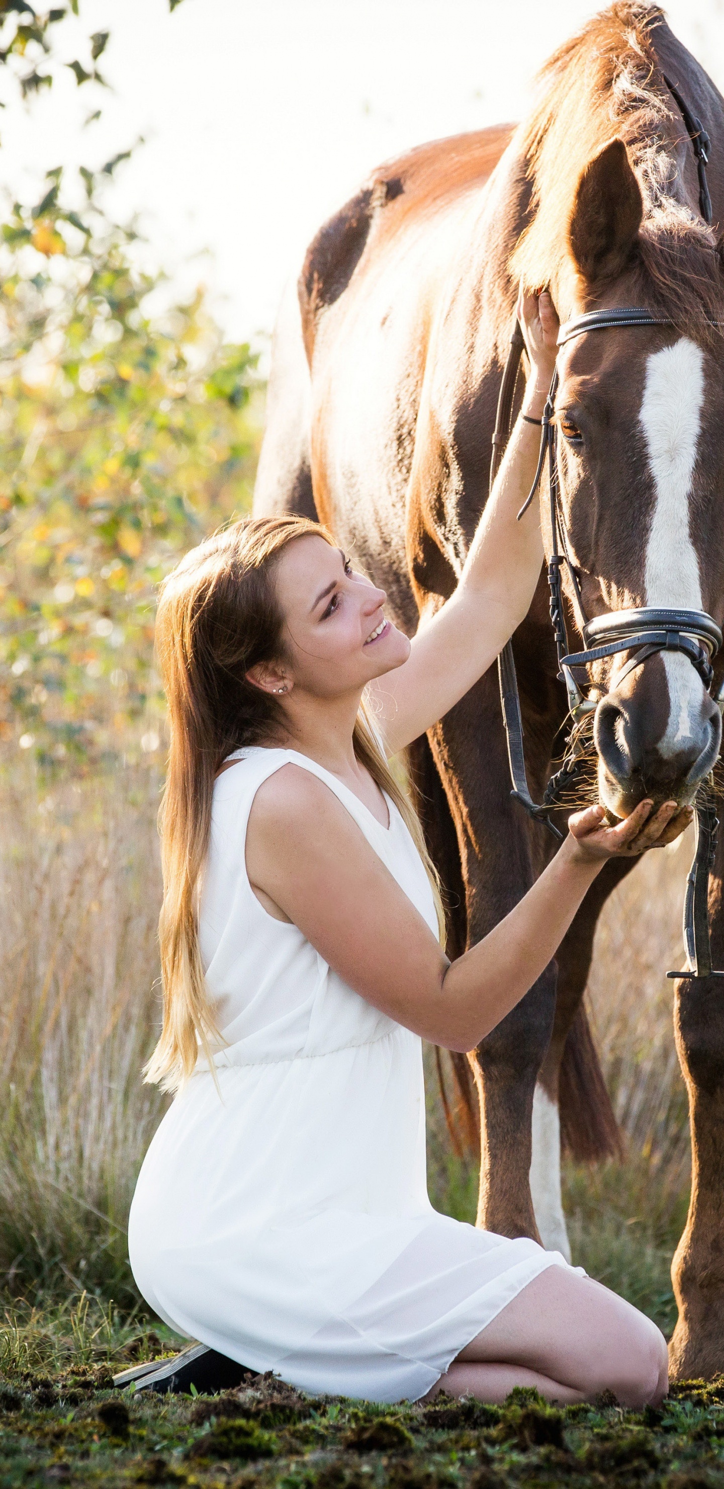 Обои растение, Люди в природе, ветвь, Счастлив, стояние в разрешении 1440x2960