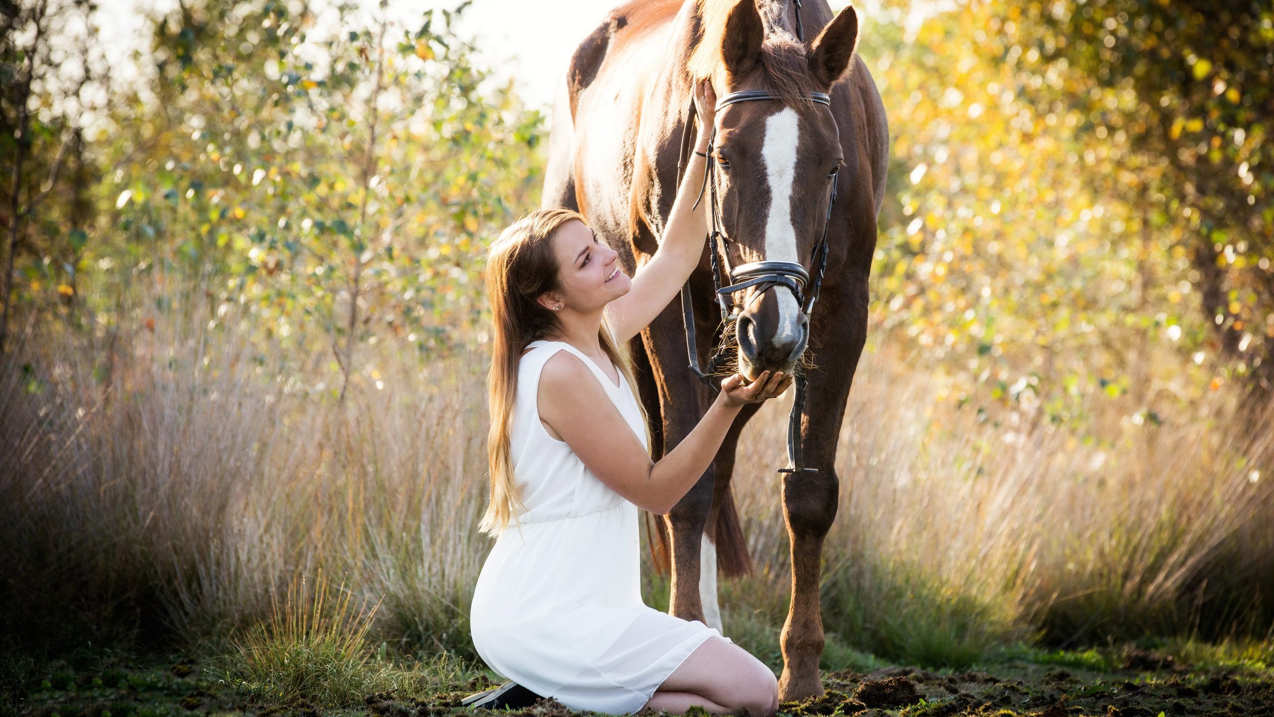 Обои растение, Люди в природе, ветвь, Счастлив, стояние в разрешении 2560x1440