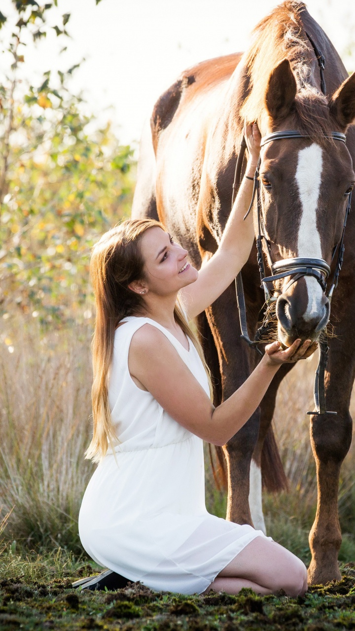 Обои растение, Люди в природе, ветвь, Счастлив, стояние в разрешении 720x1280