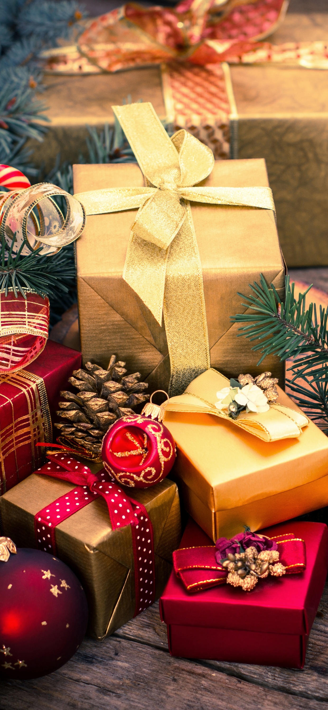 Обои подарок, Рождественский день, Рождественский подарок, елка, рождественский орнамент в разрешении 1242x2688