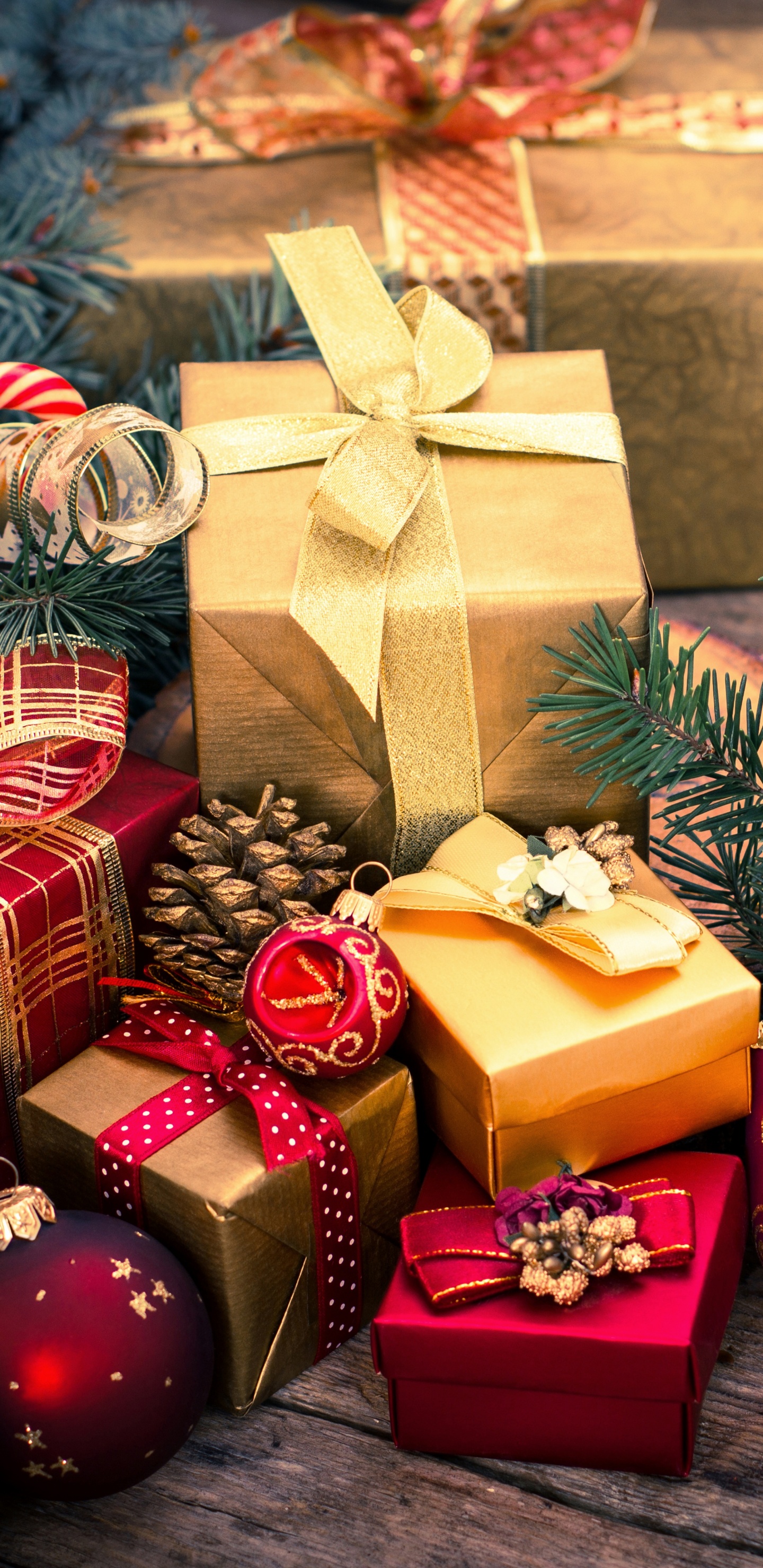 Обои подарок, Рождественский день, Рождественский подарок, елка, рождественский орнамент в разрешении 1440x2960