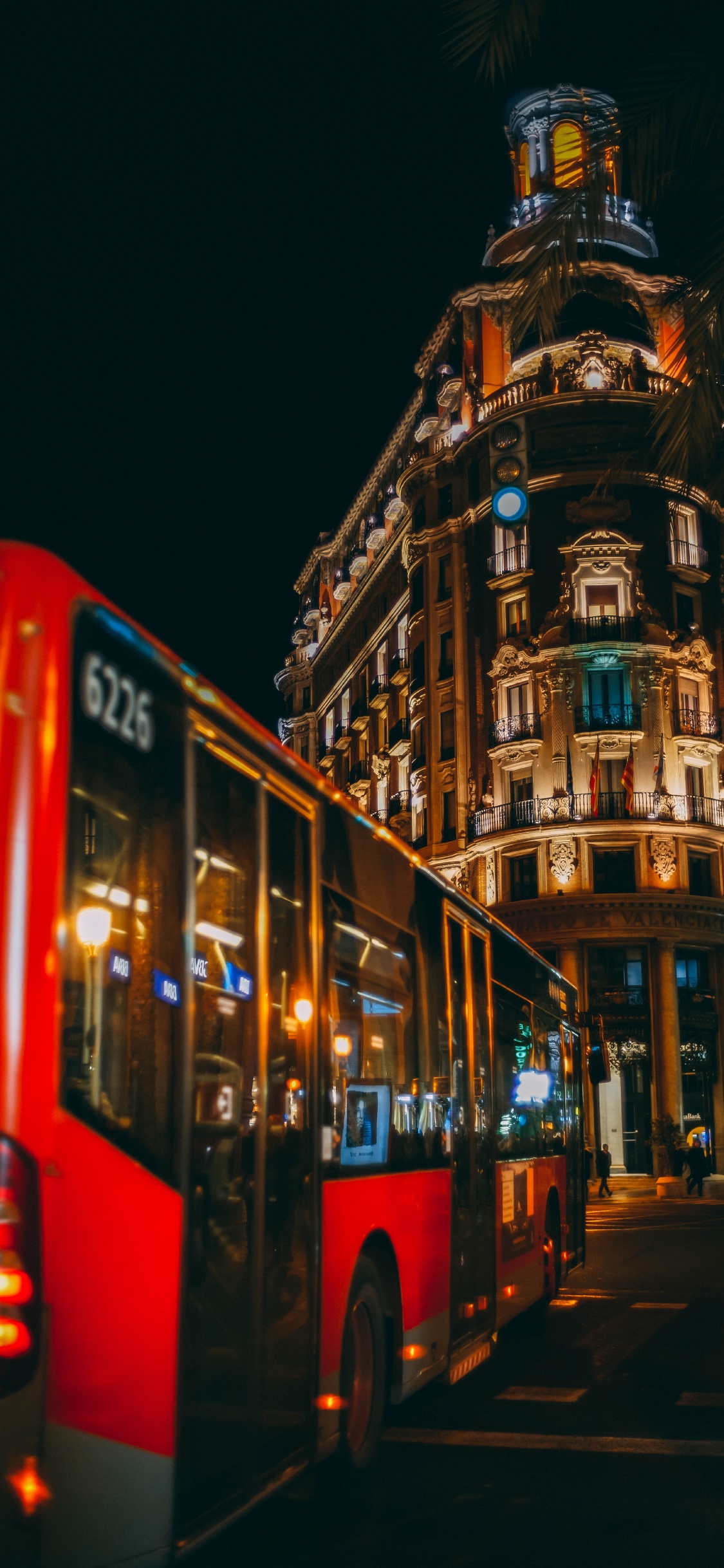 Обои городской район, архитектура, улица, здание, ориентир в разрешении 1125x2436