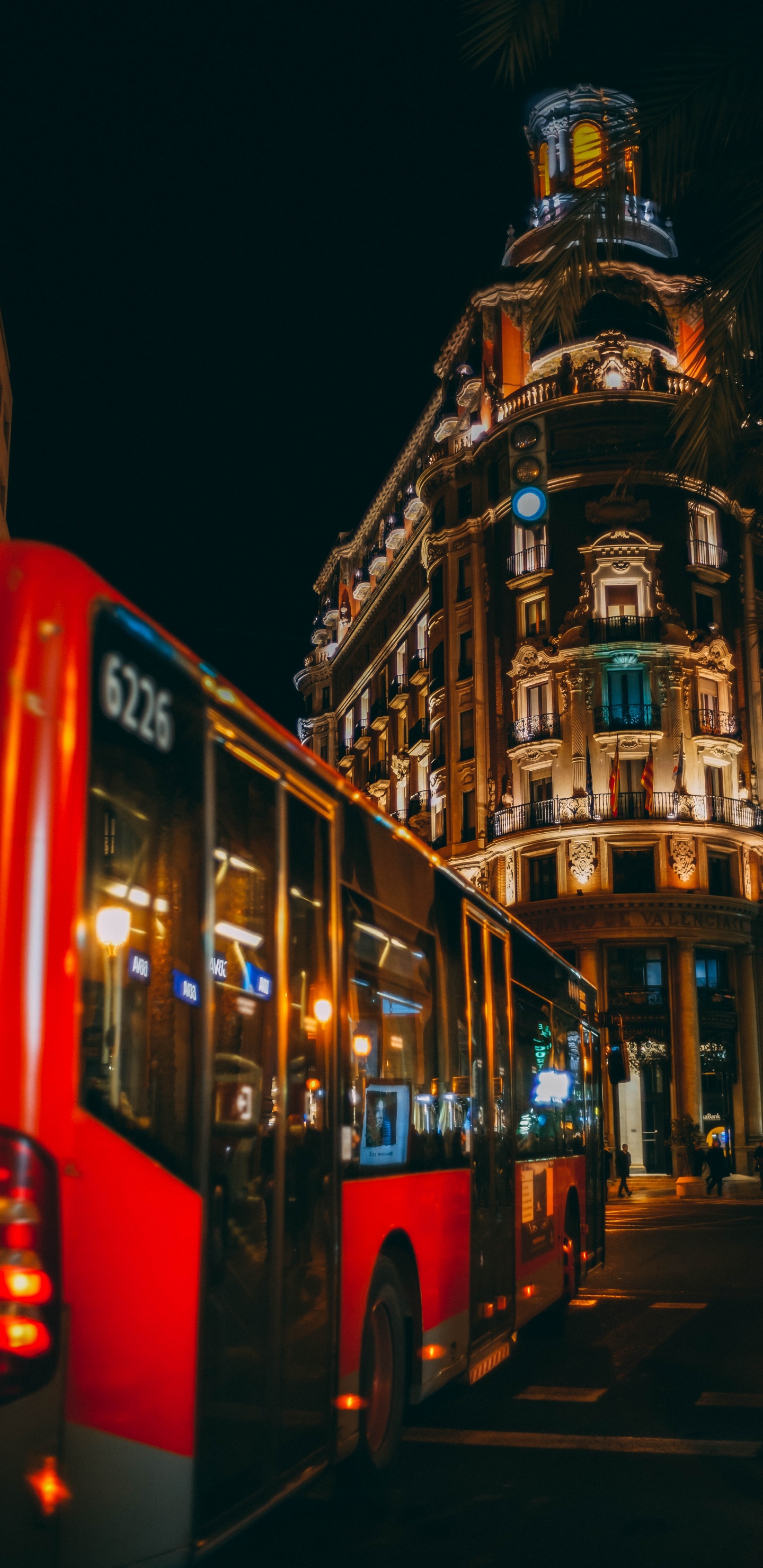 Обои городской район, архитектура, улица, здание, ориентир в разрешении 1440x2960