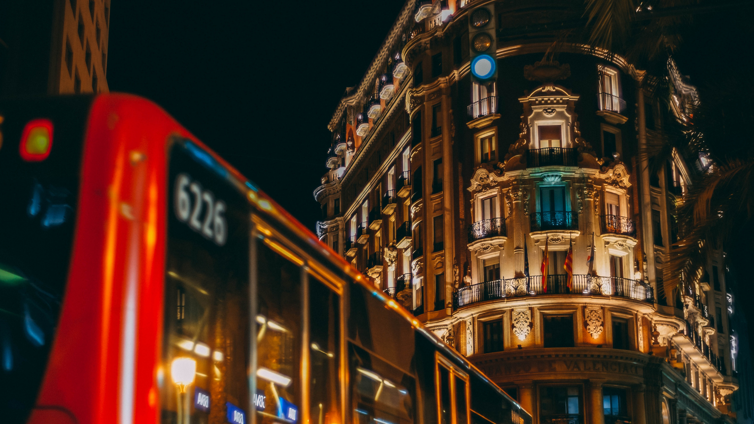 Обои городской район, архитектура, улица, здание, ориентир в разрешении 2560x1440