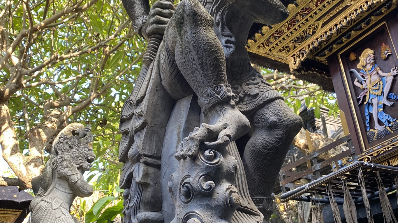 Обои статуя, резьба по камню, скульптура, ориентир, храм в разрешении 1366x768