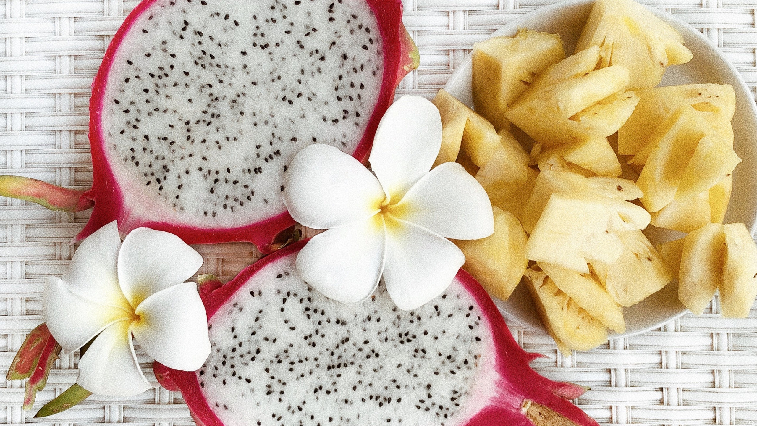 Обои лепесток, желтый, пища, цветковое растение, срезанные цветы в разрешении 2560x1440