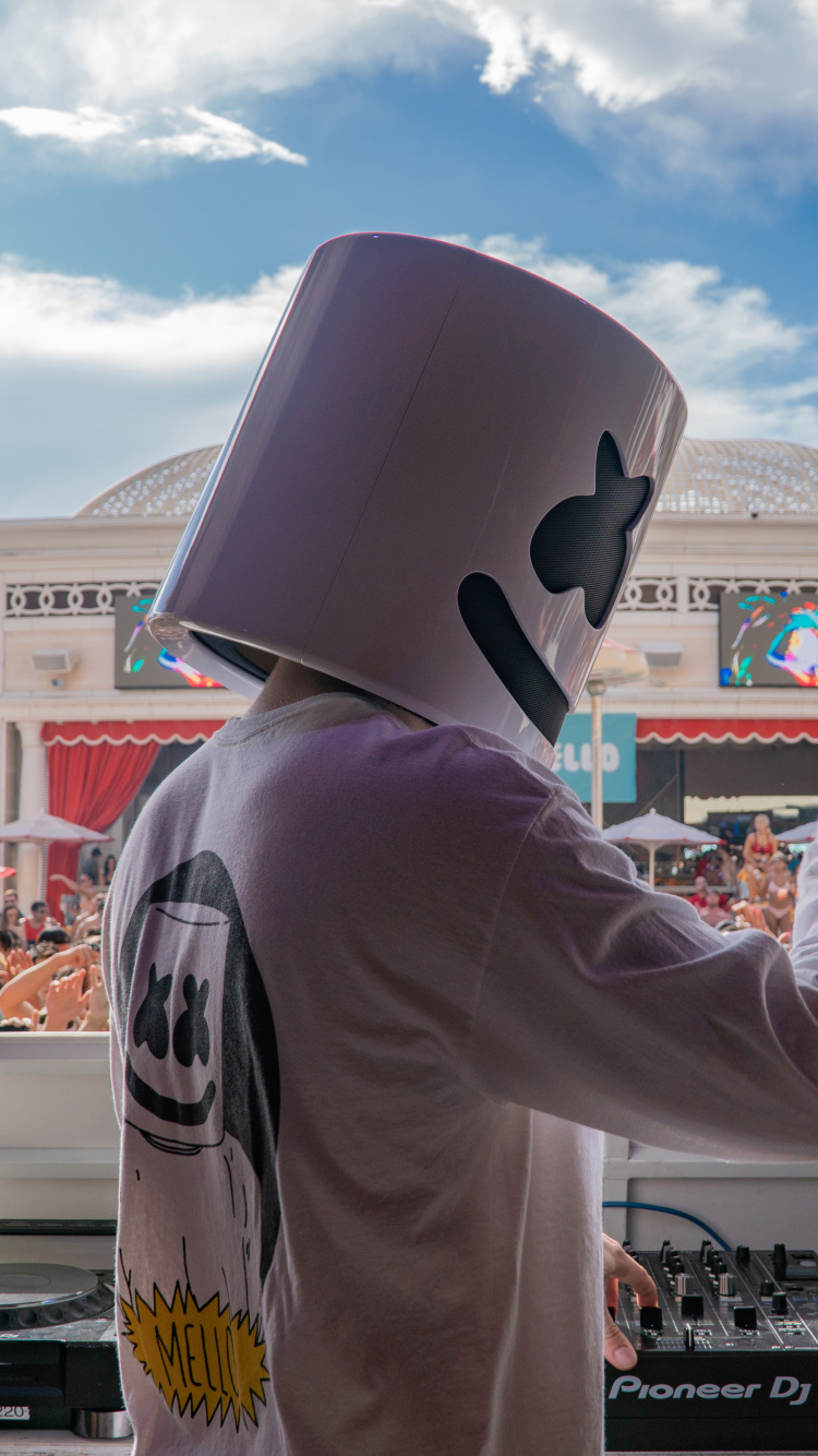 Обои электронная танцевальная музыка, отпуск, туризм, головной убор, путешествие в разрешении 750x1334