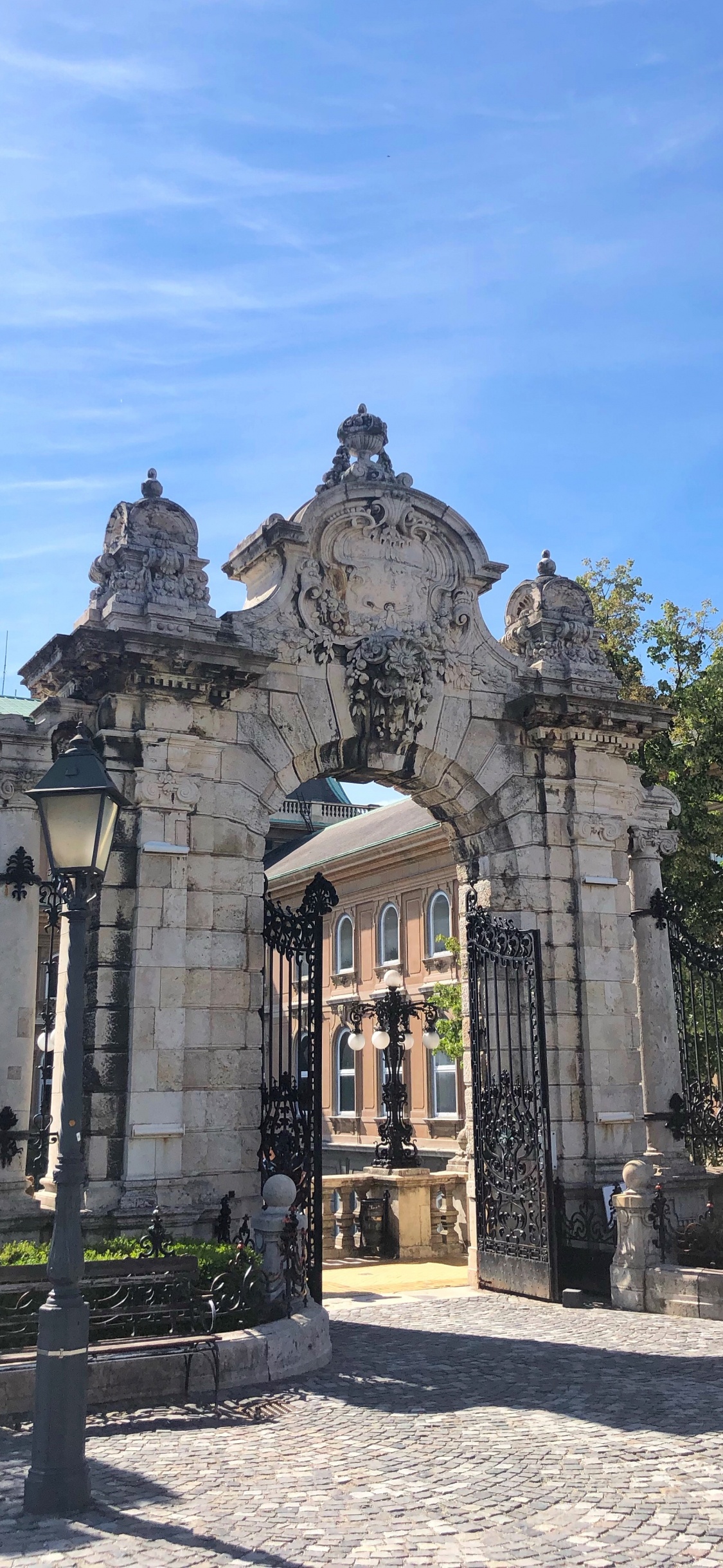 Обои Будайская Крепость, классическая архитектура, памятник, древняя история, историческое место в разрешении 1125x2436