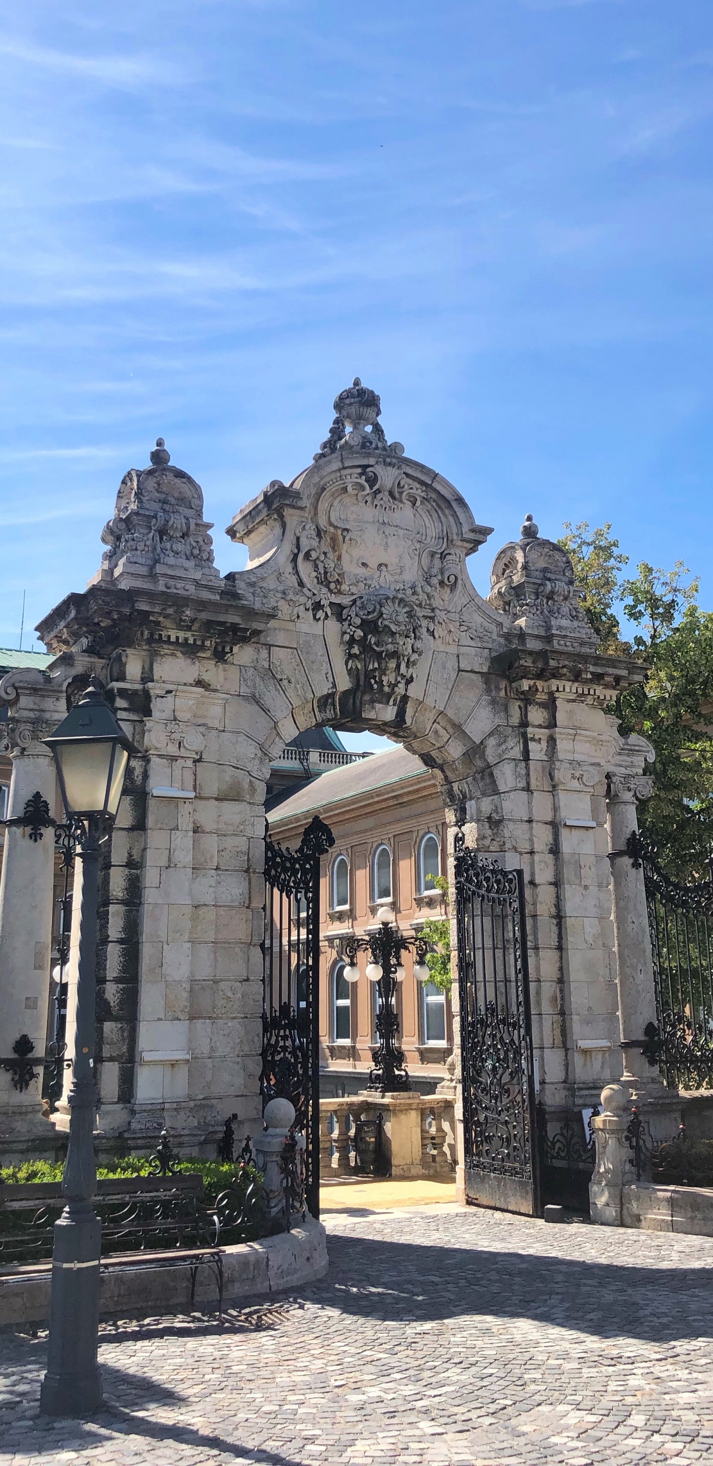 Обои Будайская Крепость, классическая архитектура, памятник, древняя история, историческое место в разрешении 1440x2960