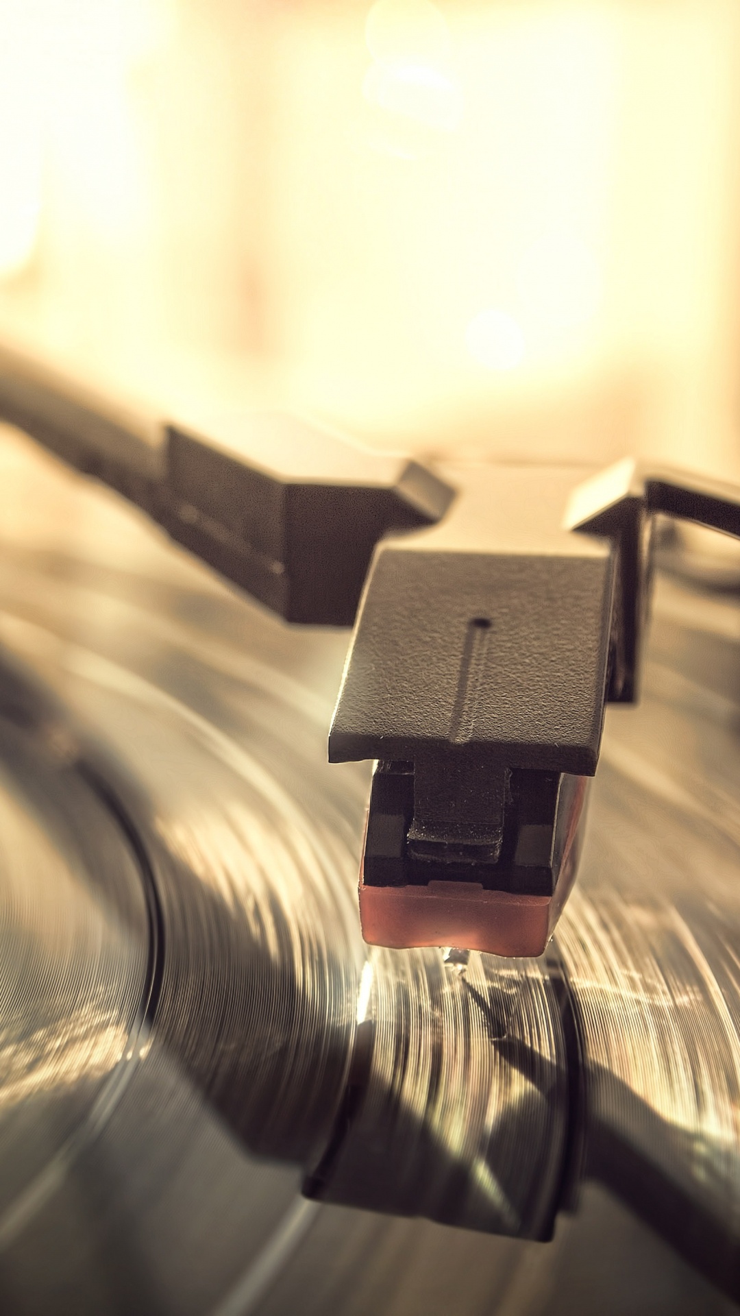 Обои граммофонная пластинка, свет, музыка, песня, синтипоп в разрешении 1080x1920