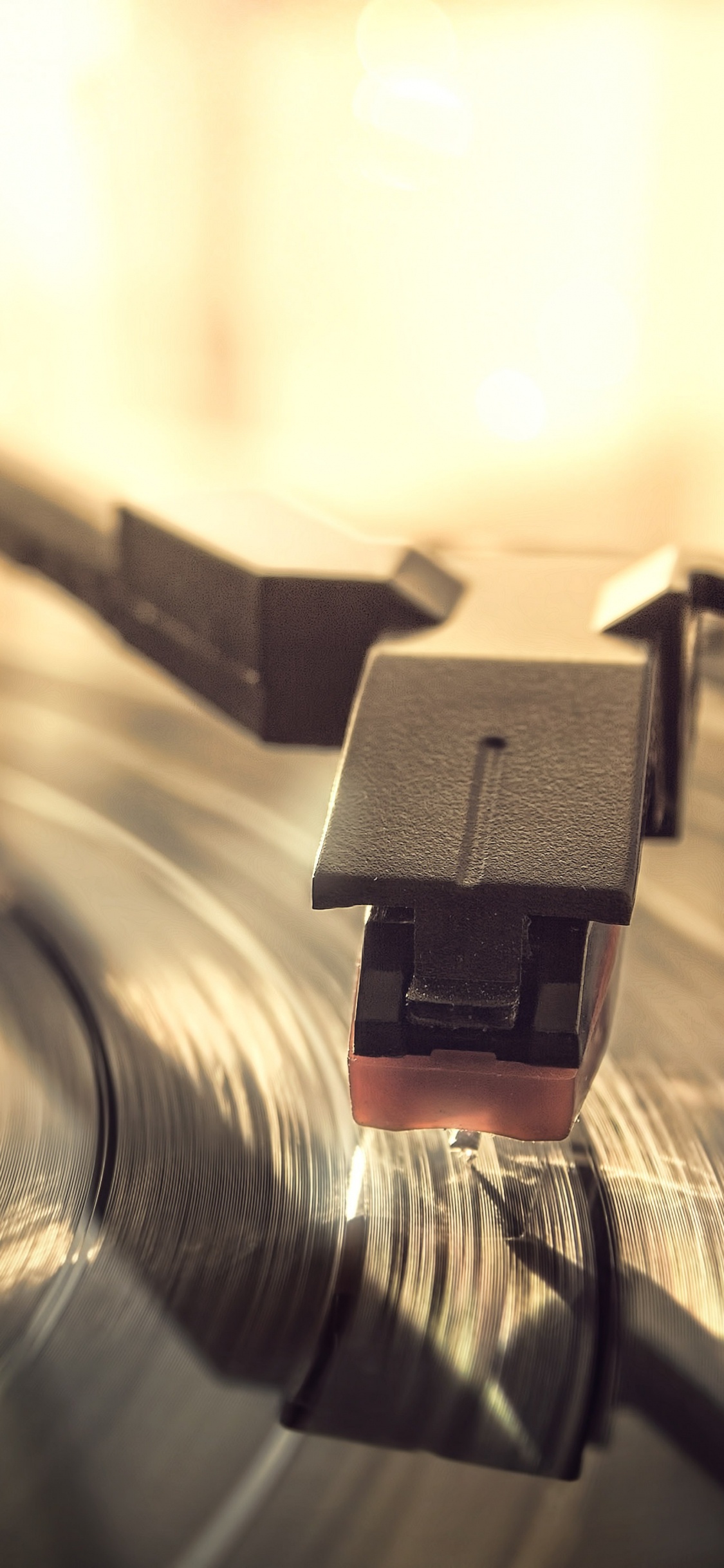 Обои граммофонная пластинка, свет, музыка, песня, синтипоп в разрешении 1125x2436