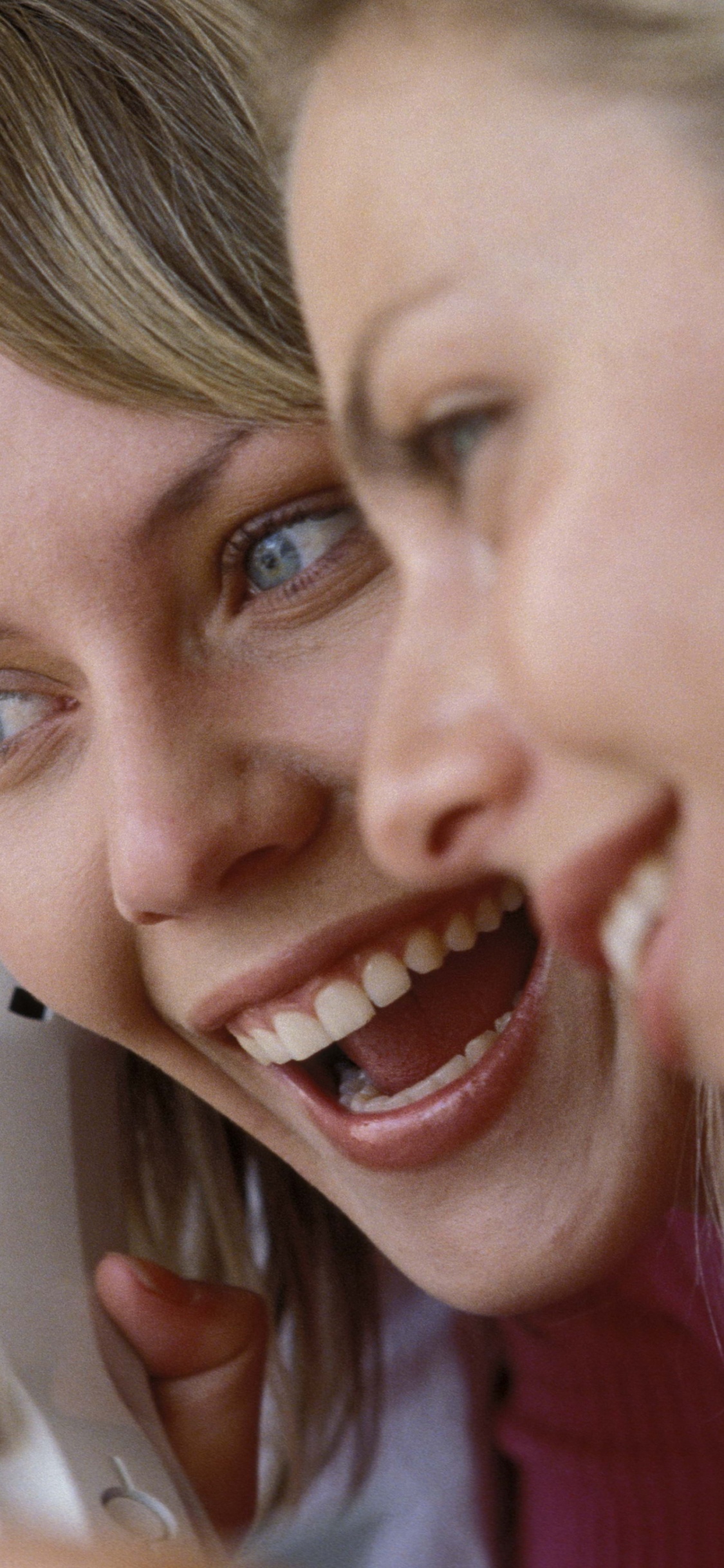 Обои дружба, зуб, мимика, рот, забава в разрешении 1125x2436