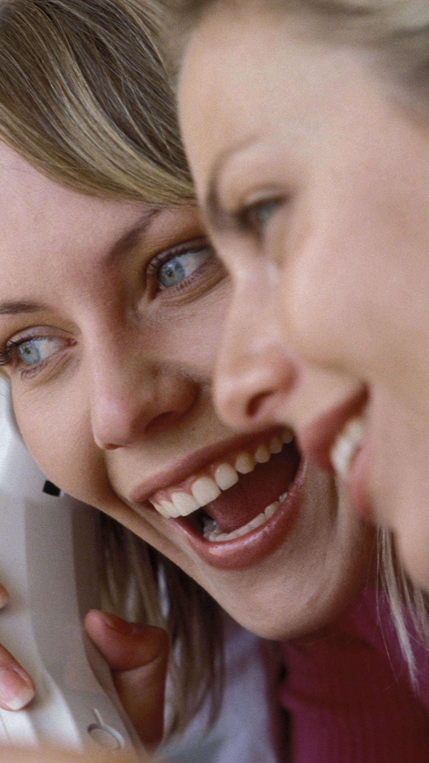 Обои дружба, зуб, мимика, рот, забава в разрешении 1440x2560