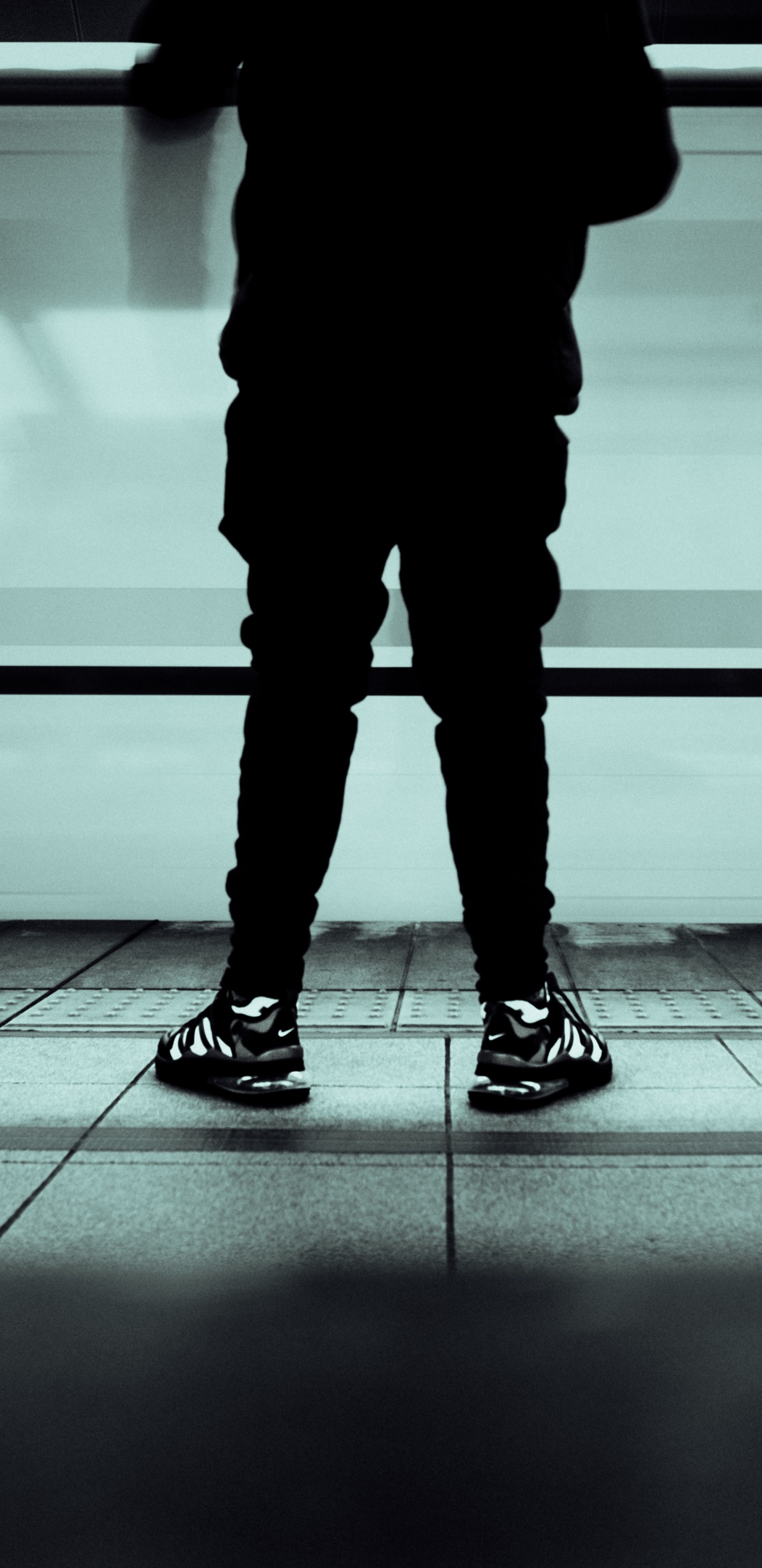 Обои черный, белые, стояние, монохромный, свет в разрешении 1440x2960