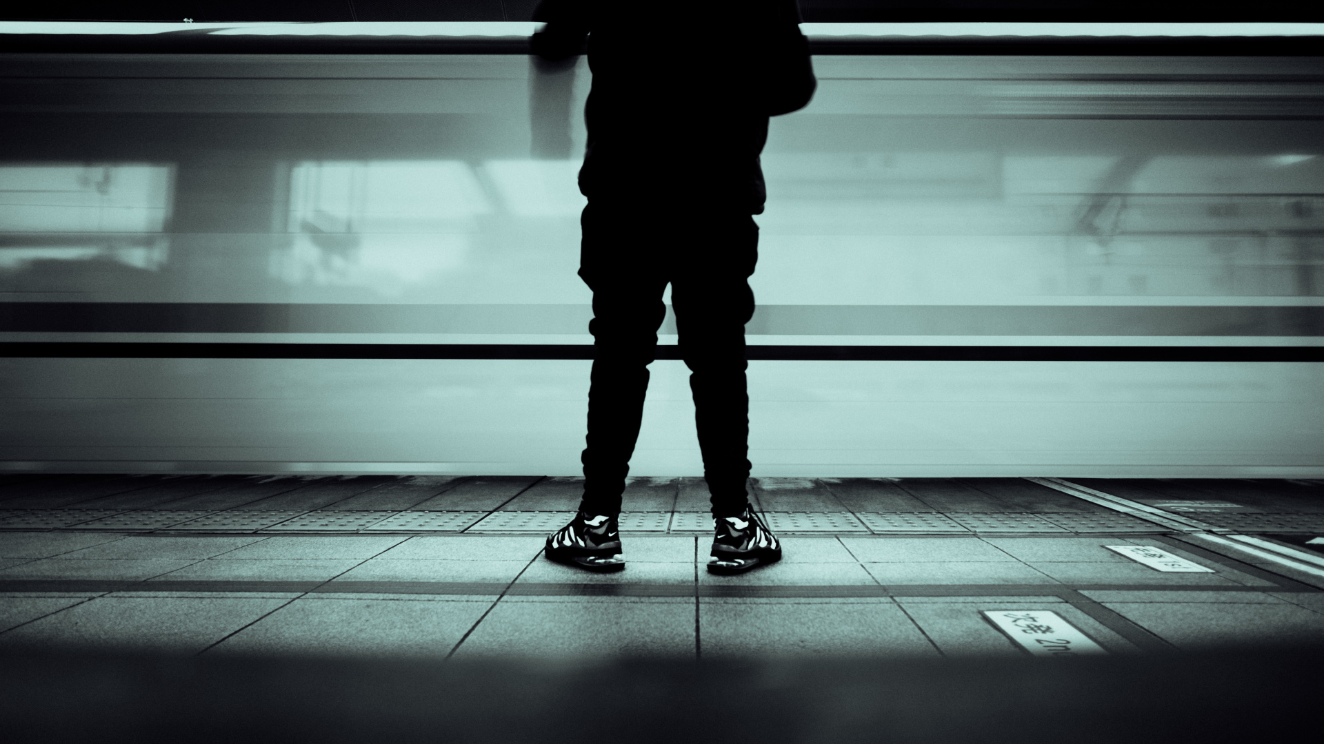 Обои черный, белые, стояние, монохромный, свет в разрешении 1920x1080