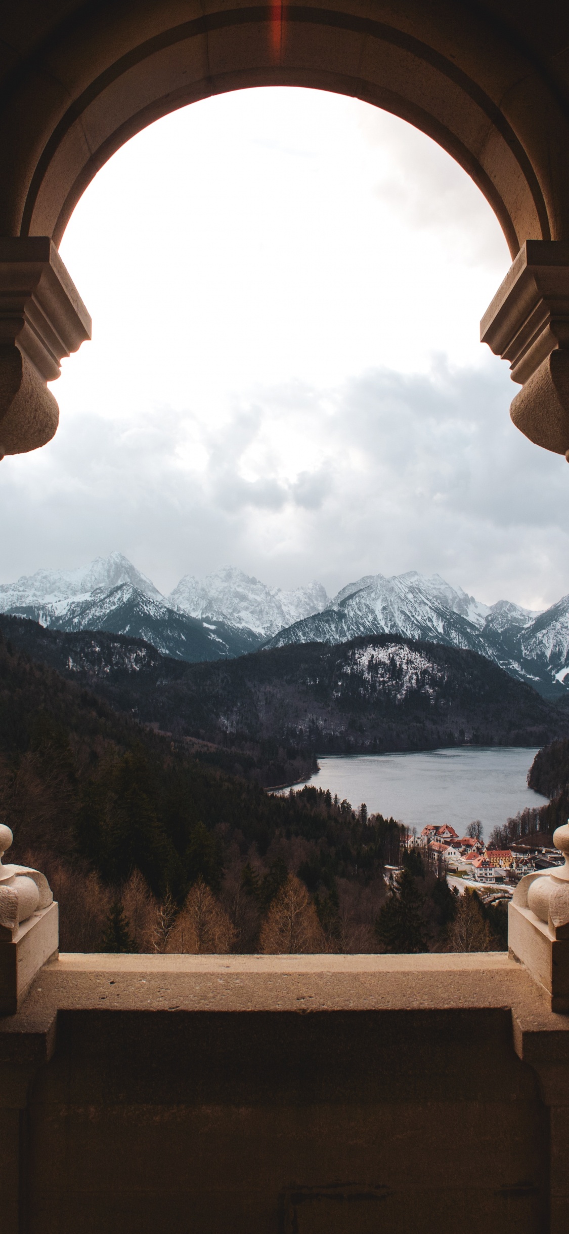 Обои архитектура, арка, столбец, окно, дерево в разрешении 1125x2436