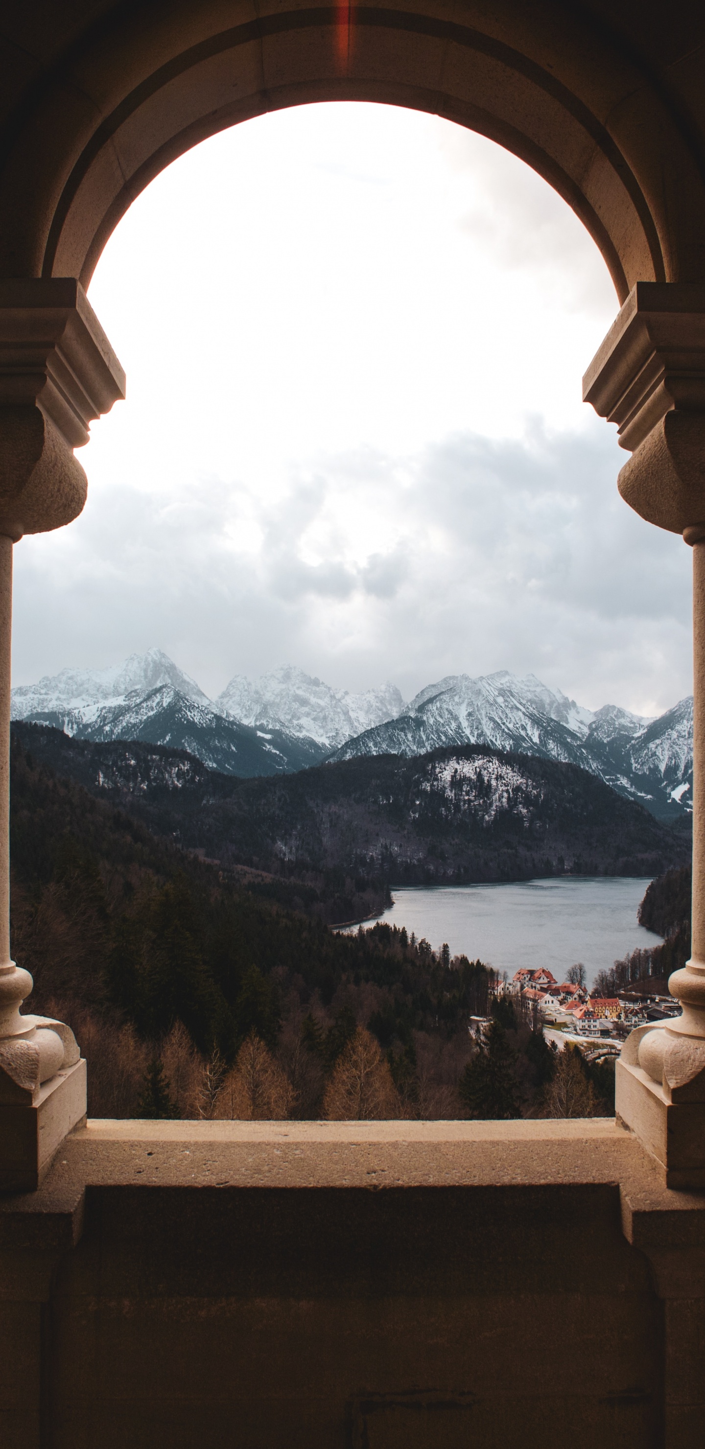 Обои архитектура, арка, столбец, окно, дерево в разрешении 1440x2960